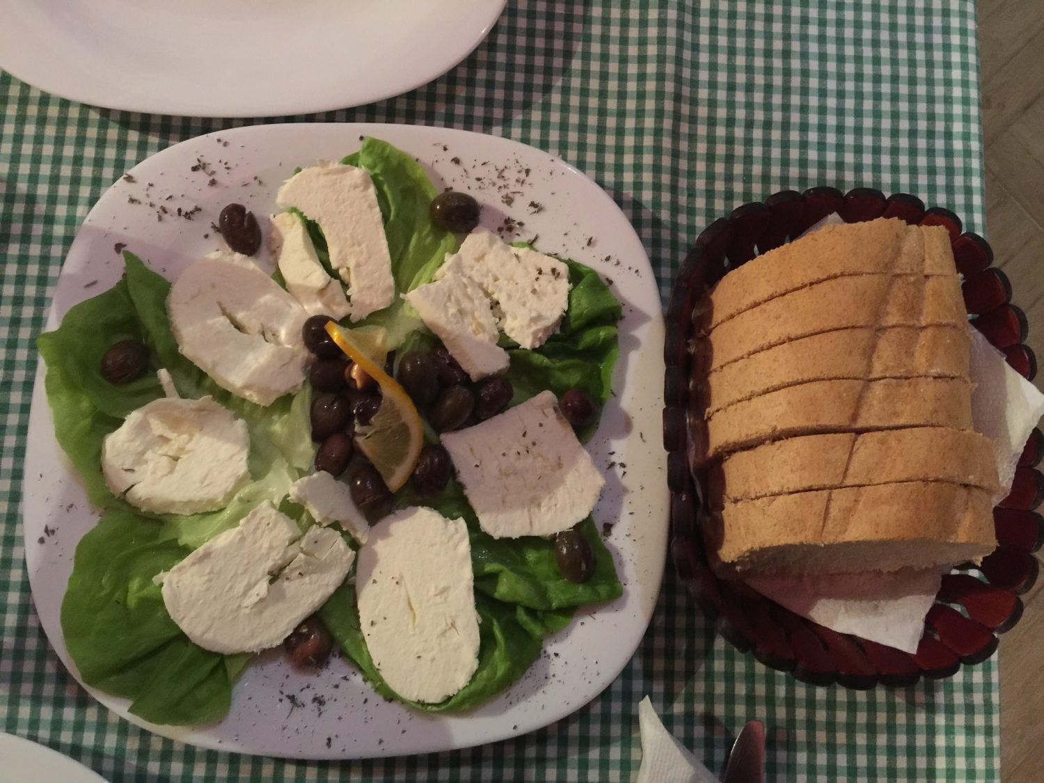 formaggio di capra sul lago di Scutari mangiare in montenegro