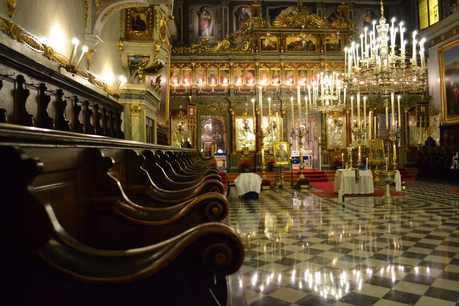 L'interno della chiesa greco-ortodossa L'interno della chiesa greco-ortodossa