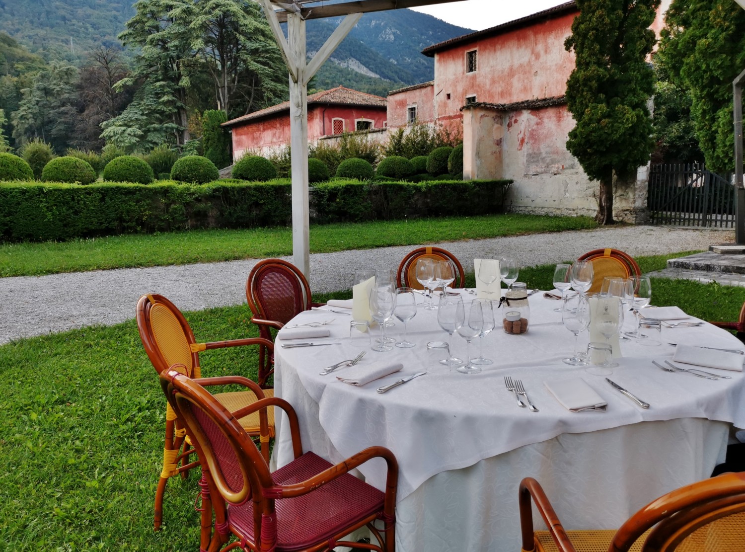 I tavoli esterni dell'Antica Taverna I tavoli esterni dell'Antica Taverna