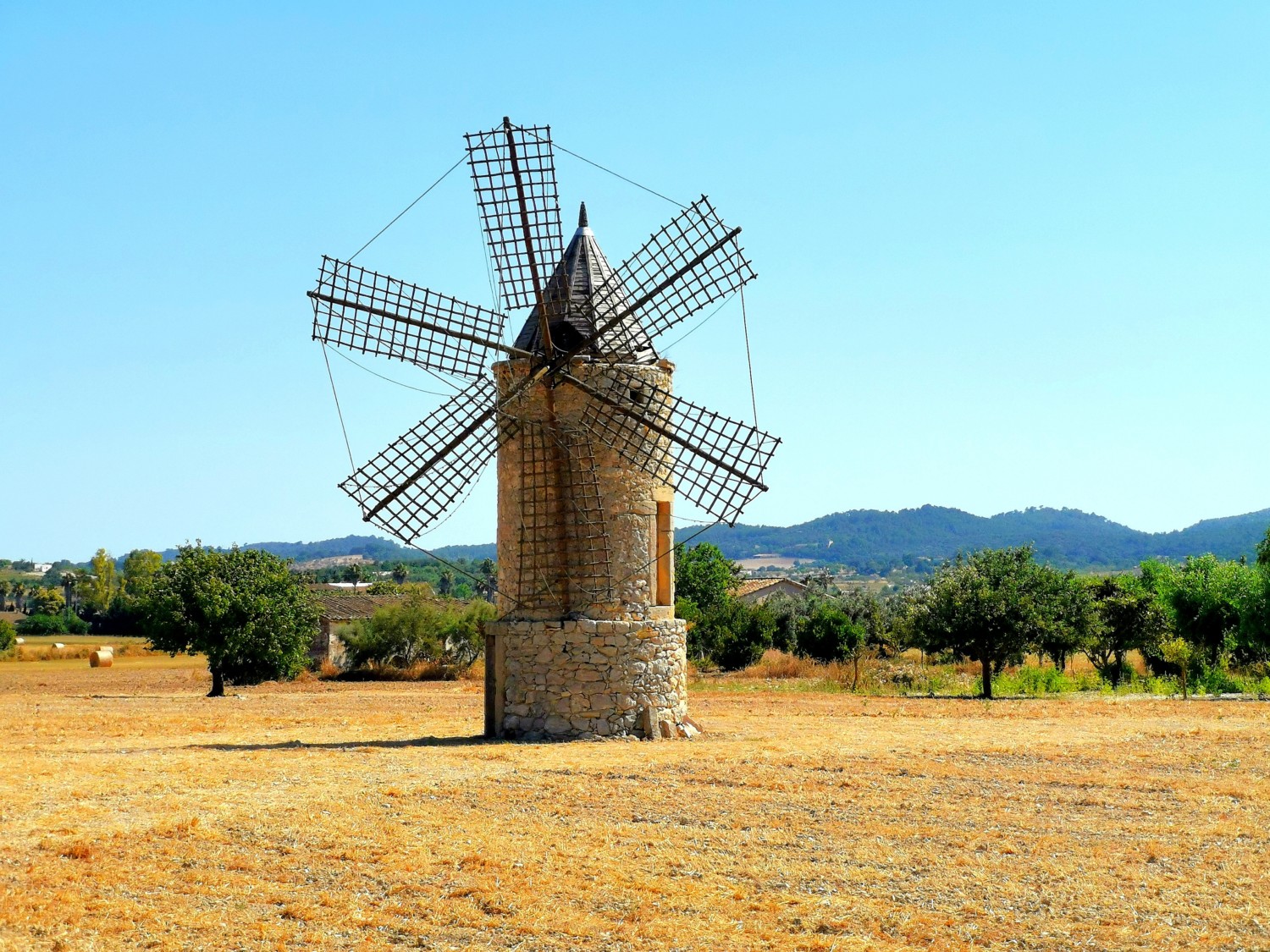 Uno degli antichi mulini disseminati nella pianura all'interno dell'isola Uno degli antichi mulini disseminati nella pianura all'interno dell'isola