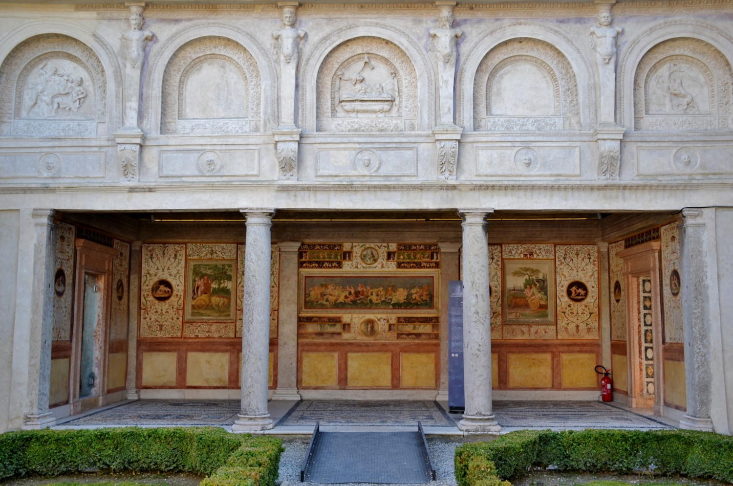 Una delle logge affrescate di Palazzo Te Una delle logge affrescate di Palazzo Te