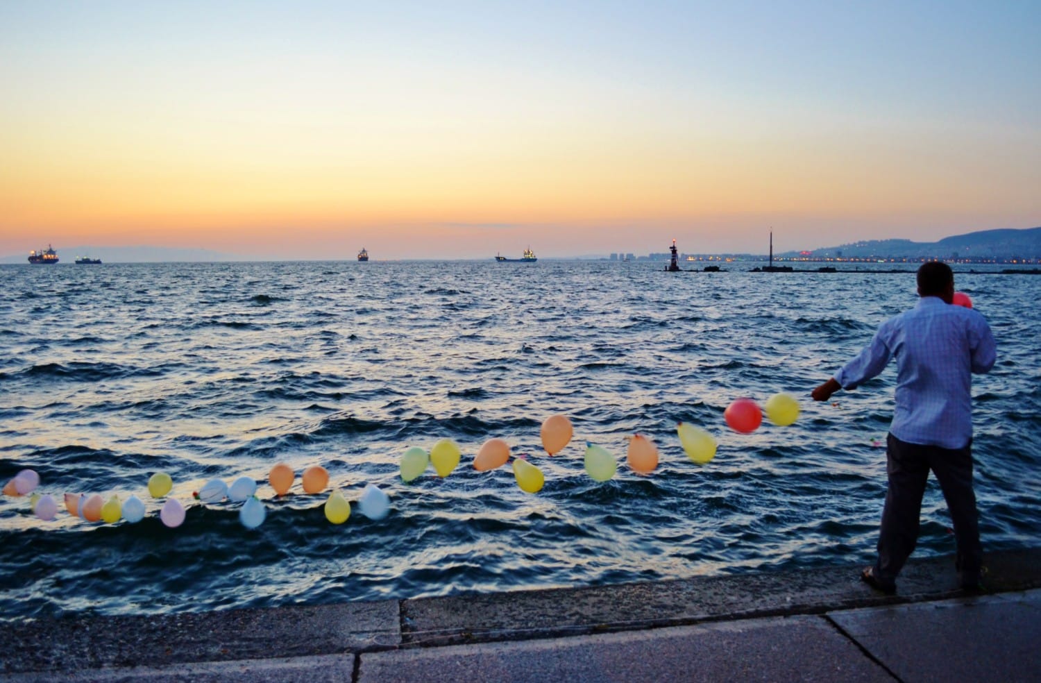 Venditore di pallonicini sul molo di Smirne