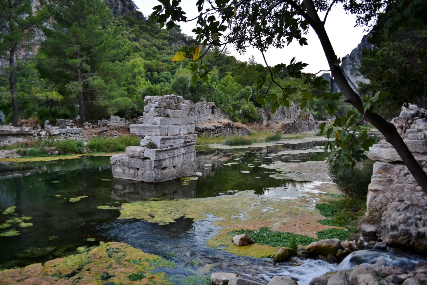 Le rovine di Olympos affiorano dalle acque del fiume