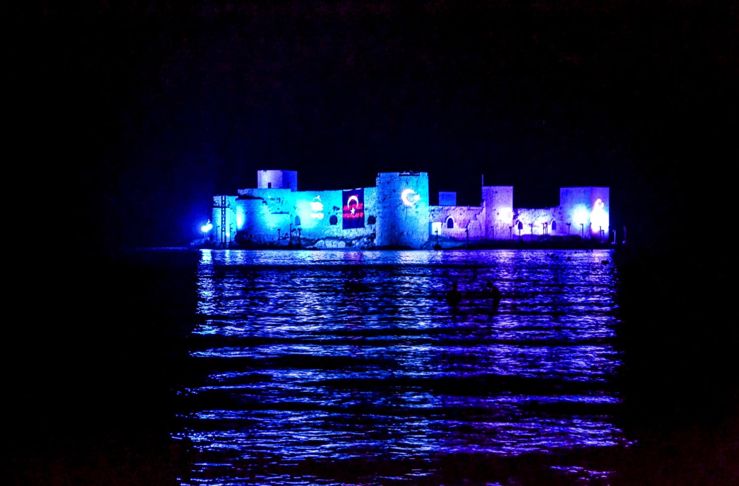 Il Castello di Kizkalesi con l'illuminazione notturna