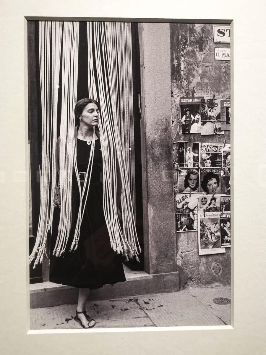 Uno scatto di Ruth Orkin in mostra a Bassano