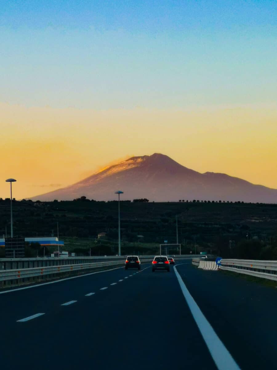 Verso Catania con l'Etna sullo sfondo Verso Catania con l'Etna sullo sfondo