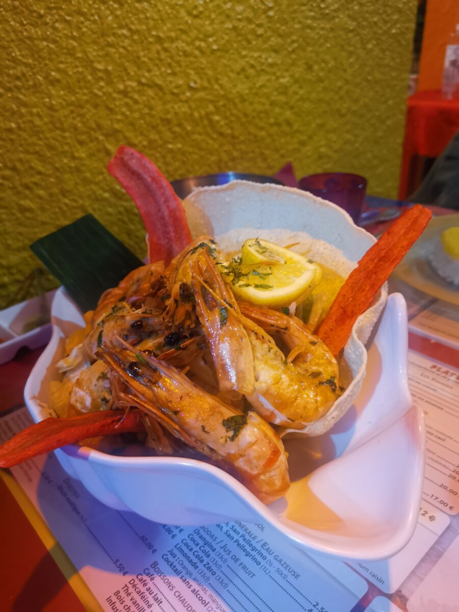 Gamberi falmbées al rhum e papadum