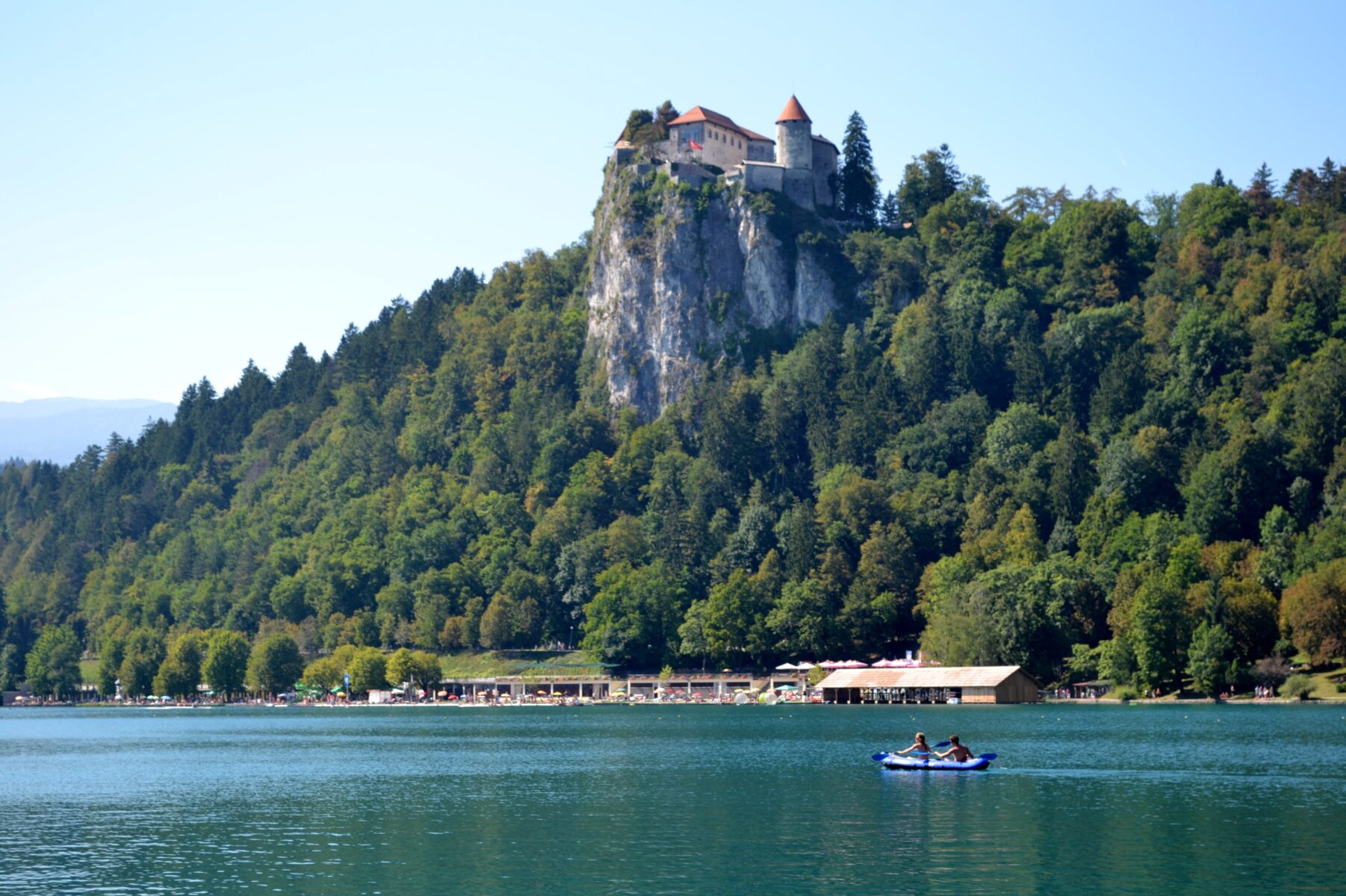 Il lago di Bled con il castello sullo sperone di roccia Il lago di Bled con il castello sullo sperone di roccia