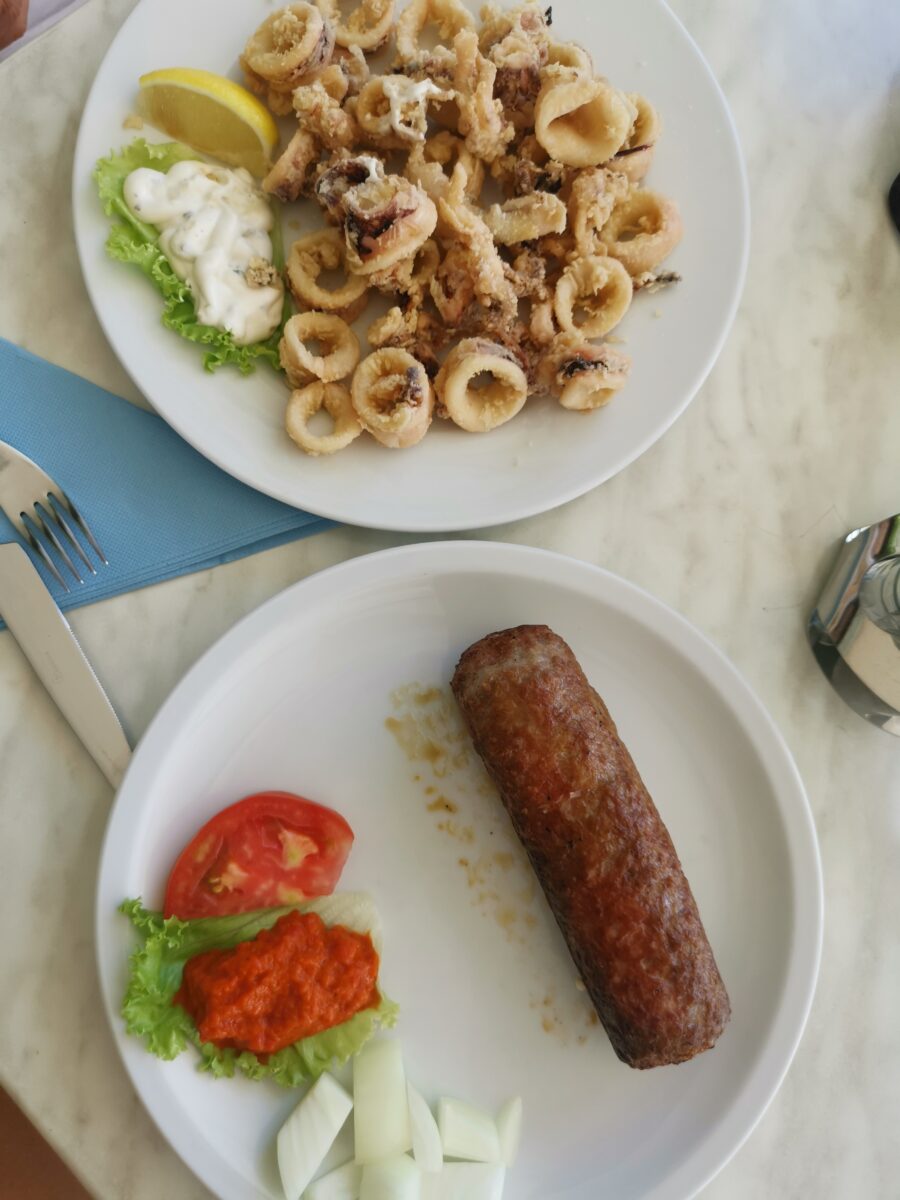 Calamari fritti e morski krastavac (rollata di carne macinata ripiena di prosciutto, formaggio e cetrioli sottaceto) Calamari fritti e morski krastavac (rollata di carne macinata ripiena di prosciutto, formaggio e cetrioli sottaceto)