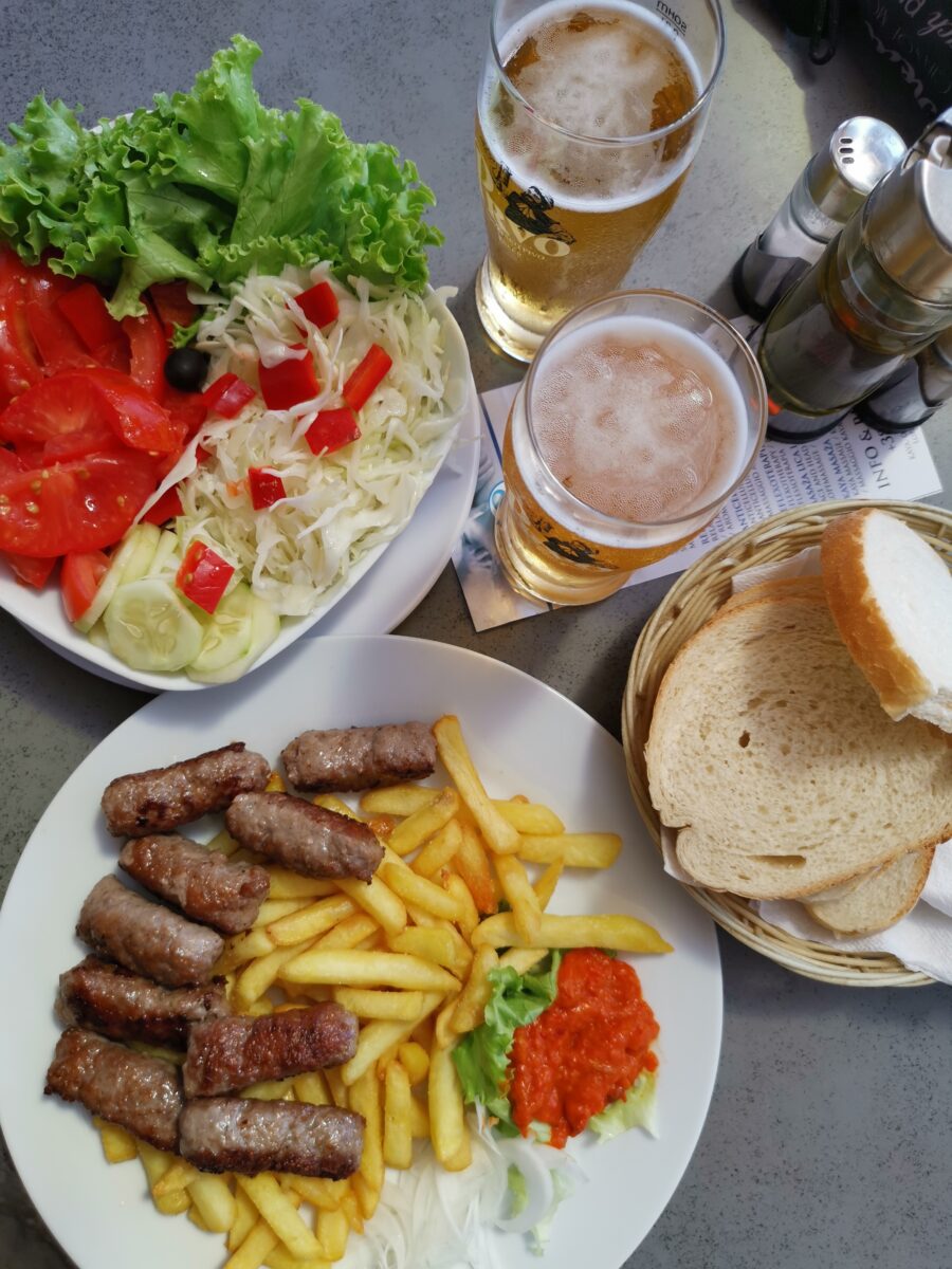 ćevapčići e insalata mista ćevapčići e insalata mista