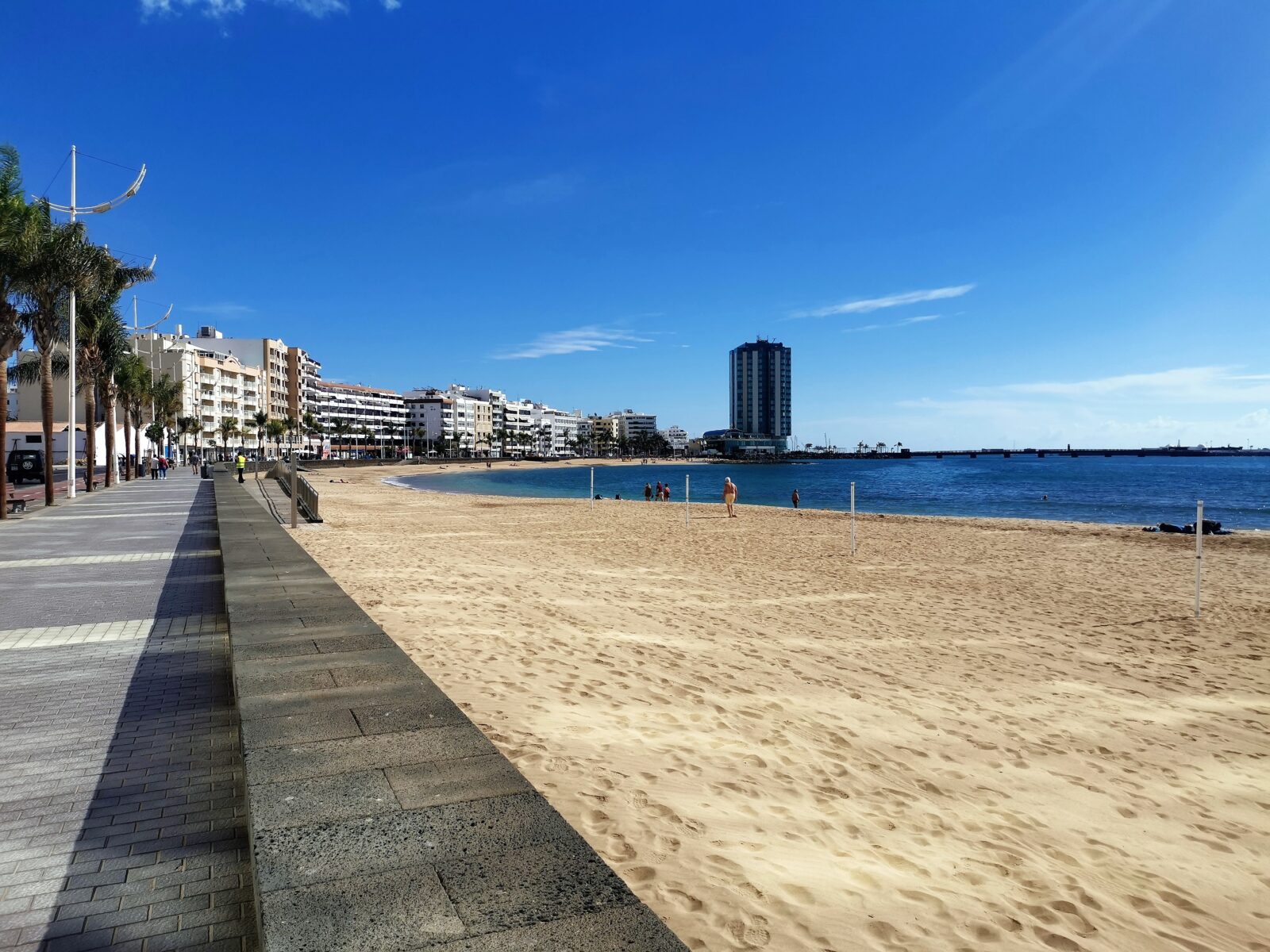 Il lungomare e la spiaggia di Arrecife Il lungomare e la spiaggia di Arrecife