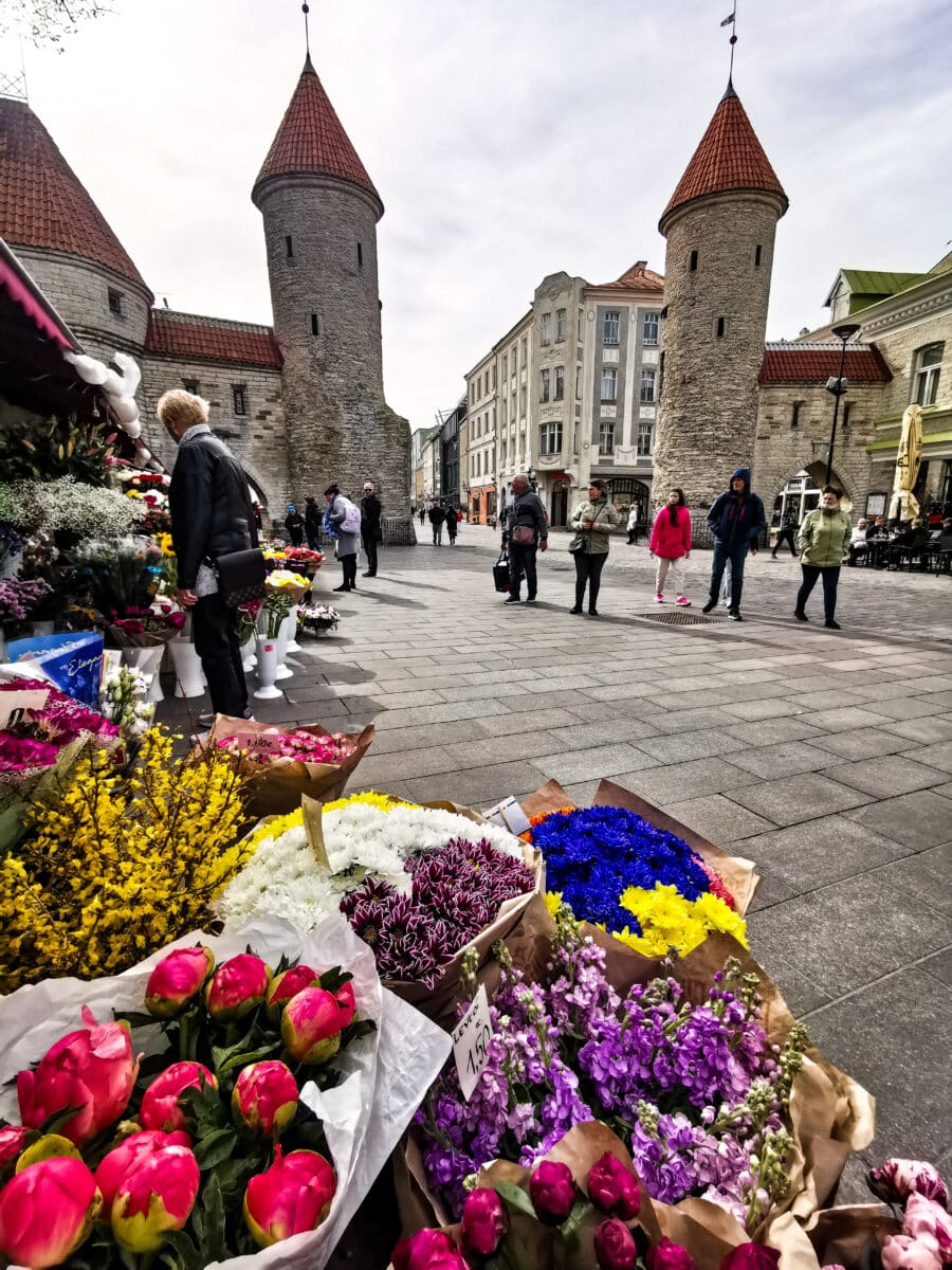 Porta di Viru e il mercato dei fiori Porta di Viru e il mercato dei fiori