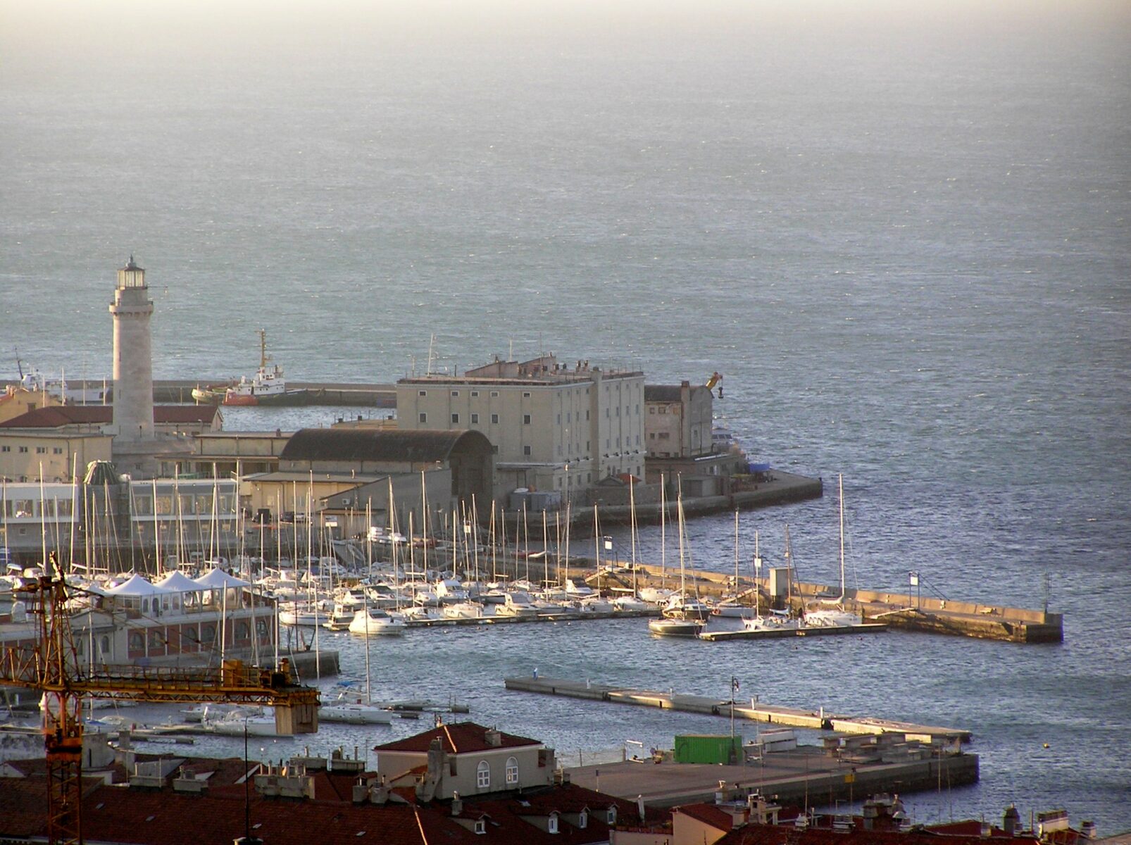 Vista del Faro Lanterna dal Colle di San Giusto Vista del Faro Lanterna dal Colle di San Giusto