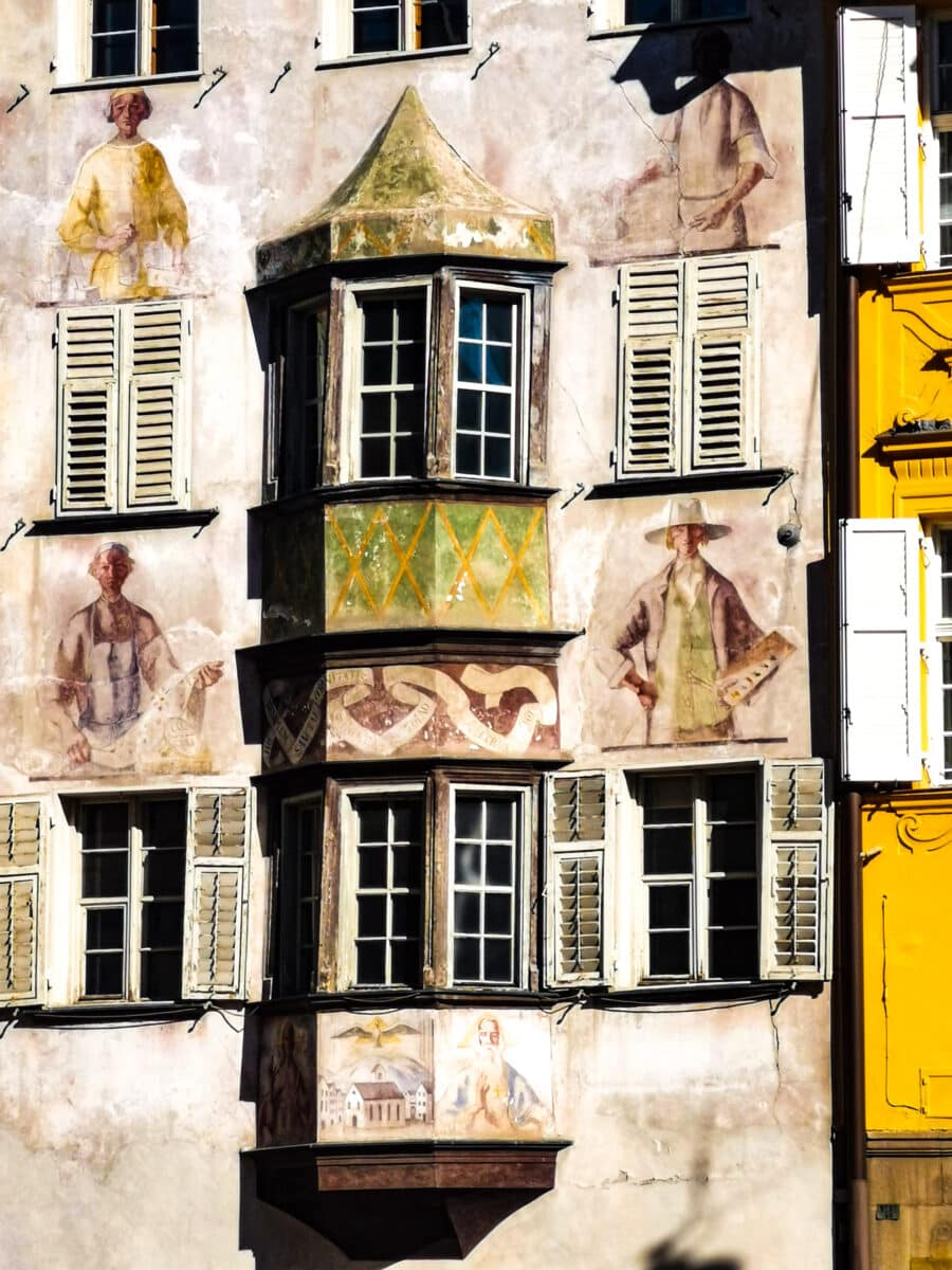 Affreschi su uno degli splendidi palazzi del centro storico