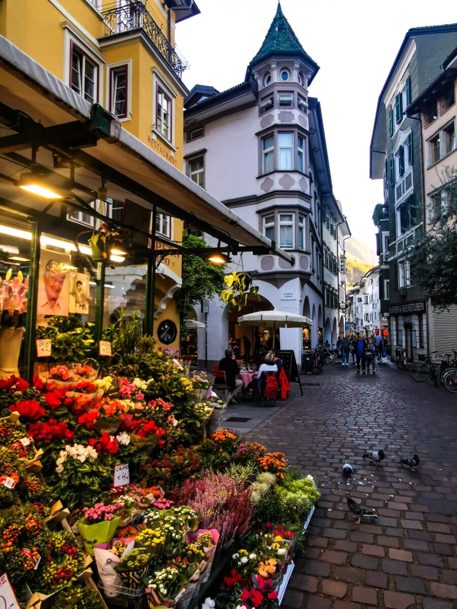 Il mercato dei fiori in piazza delle Erbe