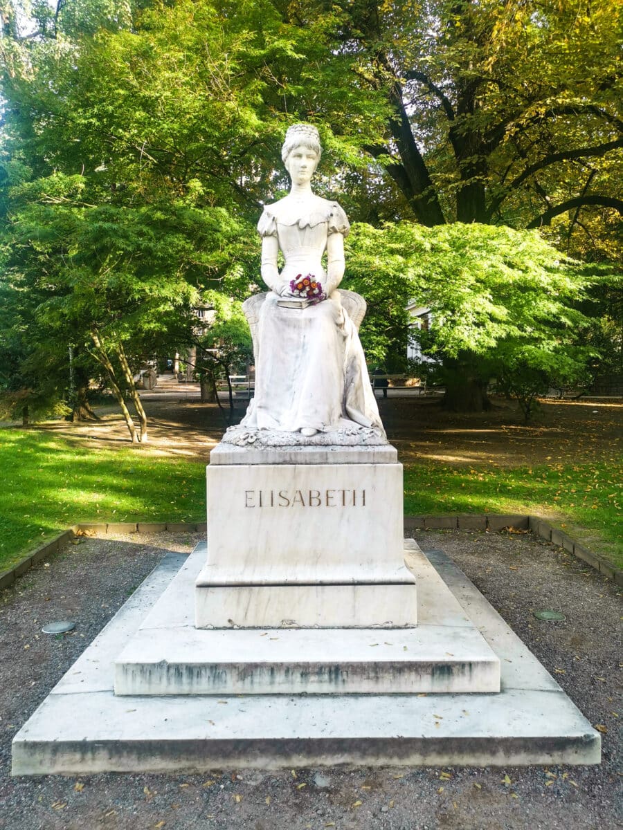 La statua dedicata a Sissi La statua dedicata a Sissi