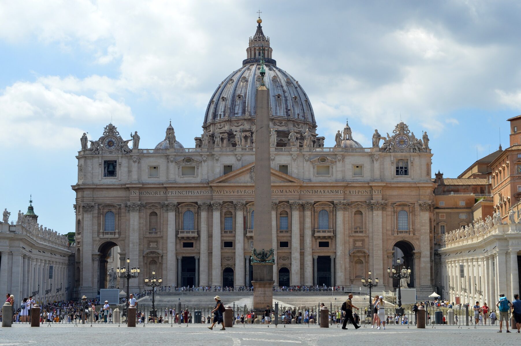La facciata della Basilica di San Pietro La facciata della Basilica di San Pietro