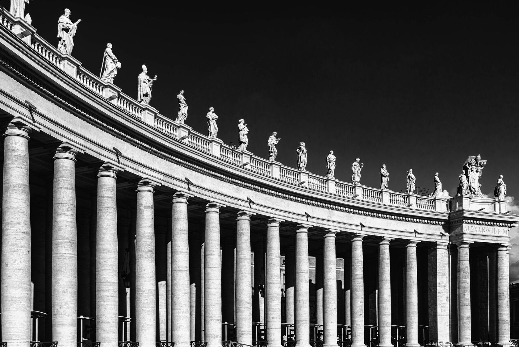 Scorcio di piazza San Pietro con il famoso colonnato Scorcio di piazza San Pietro con il famoso colonnato