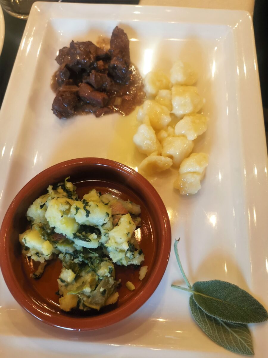 zlicnjaki (gnocchetti di farina) con capriolo in salmì e contorno di di stakanje all'Osterie di...Delizie e Curiosità zlicnjaki (gnocchetti di farina) con capriolo in salmì e contorno di di stakanje all'Osterie di...Delizie e Curiosità