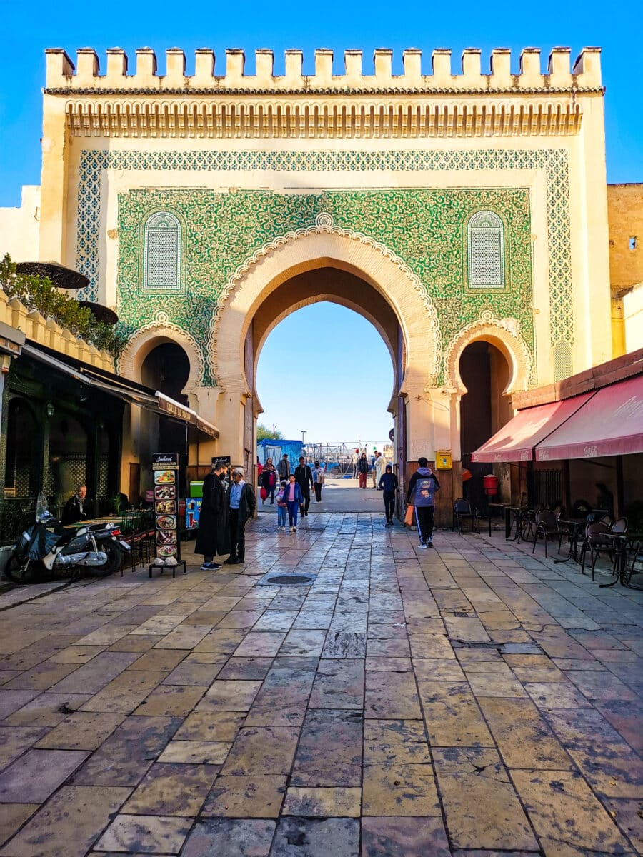 Il lato interno con le piastrelle verdi di la Porta Blu