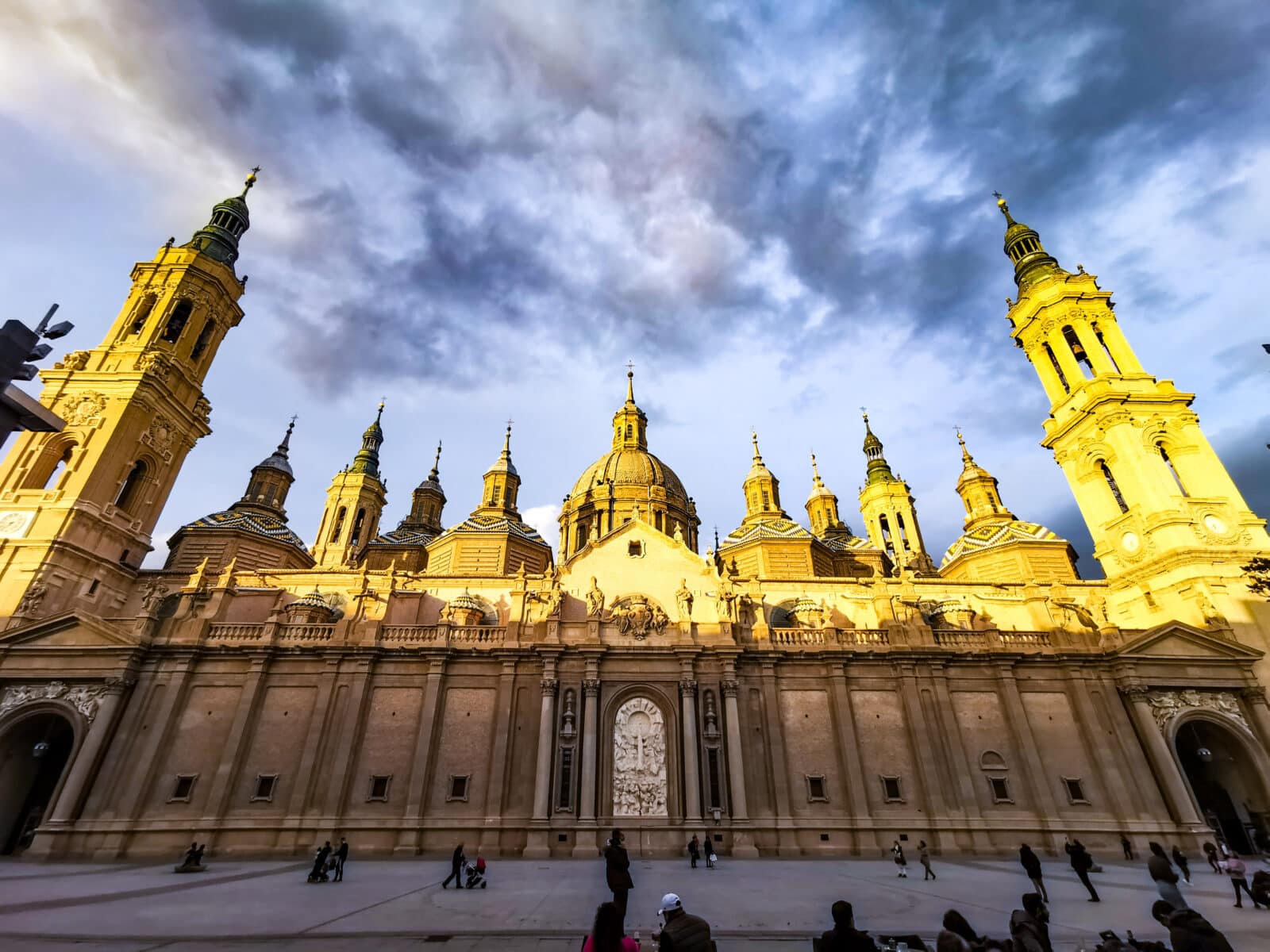 La facciata della cattedrale del Pilar La facciata della cattedrale del Pilar
