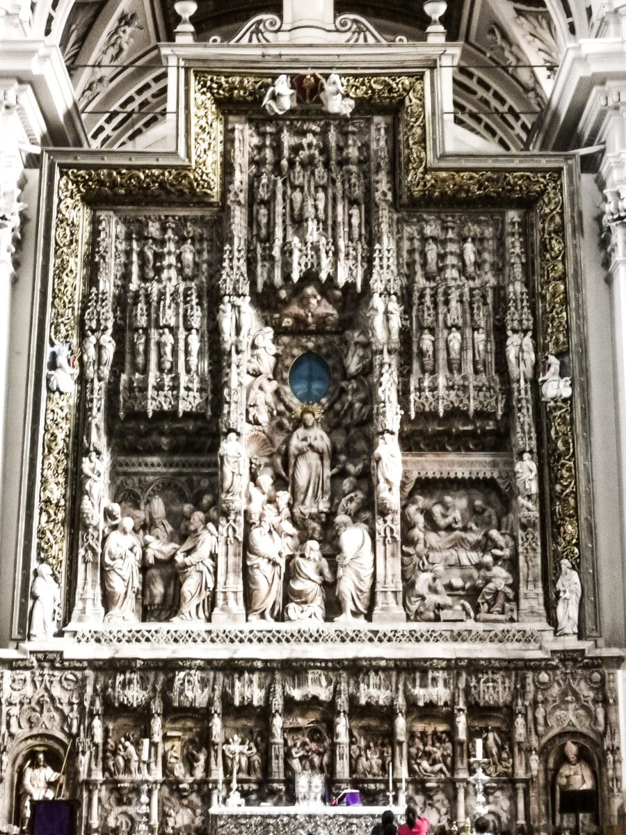 La pala d'altare in alabastro della basilica del Pilar La pala d'altare in alabastro della basilica del Pilar