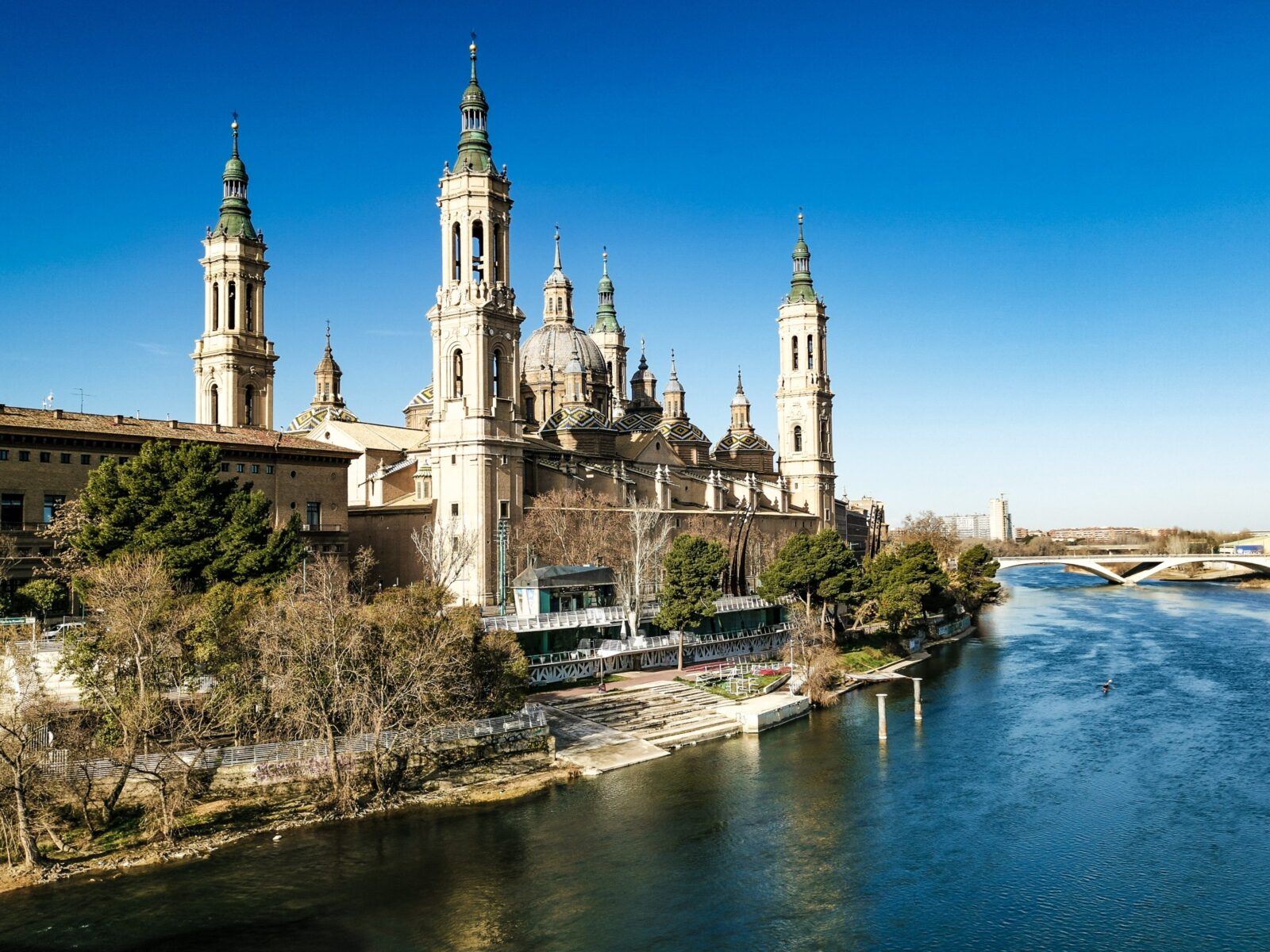 La Basilica del Pilar dal Ponte di Pietra La Basilica del Pilar dal Ponte di Pietra