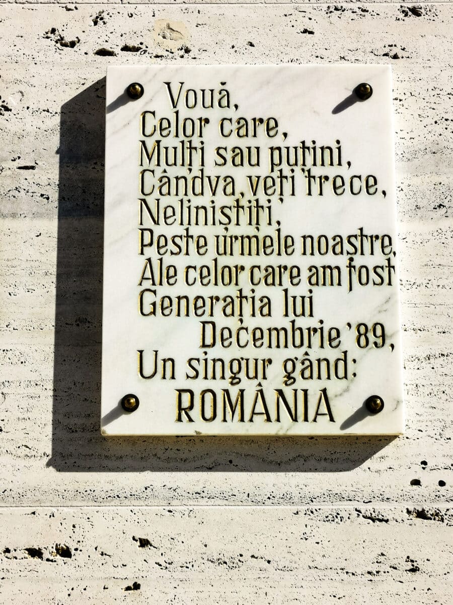 La targa sulla facciata del Teatro in ricordo della Romania libera La targa sulla facciata del Teatro in ricordo della Romania libera