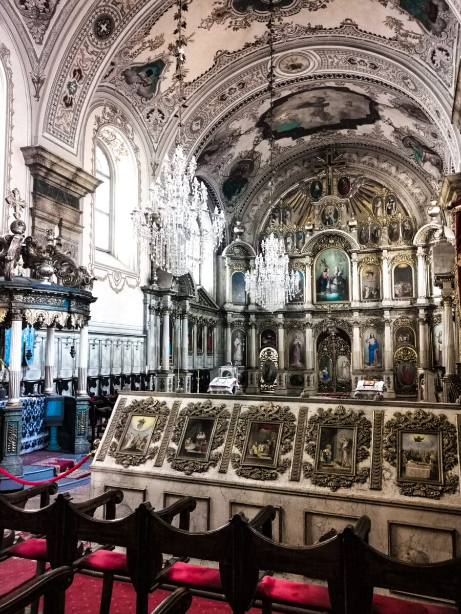 L'interno della chiesa serbo ortodossa di Piata Unirii L'interno della chiesa serbo ortodossa di Piata Unirii