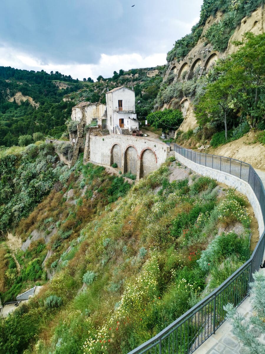 Una delle strade della Rabatana affacciata sul burrone Una delle strade della Rabatana affacciata sul burrone