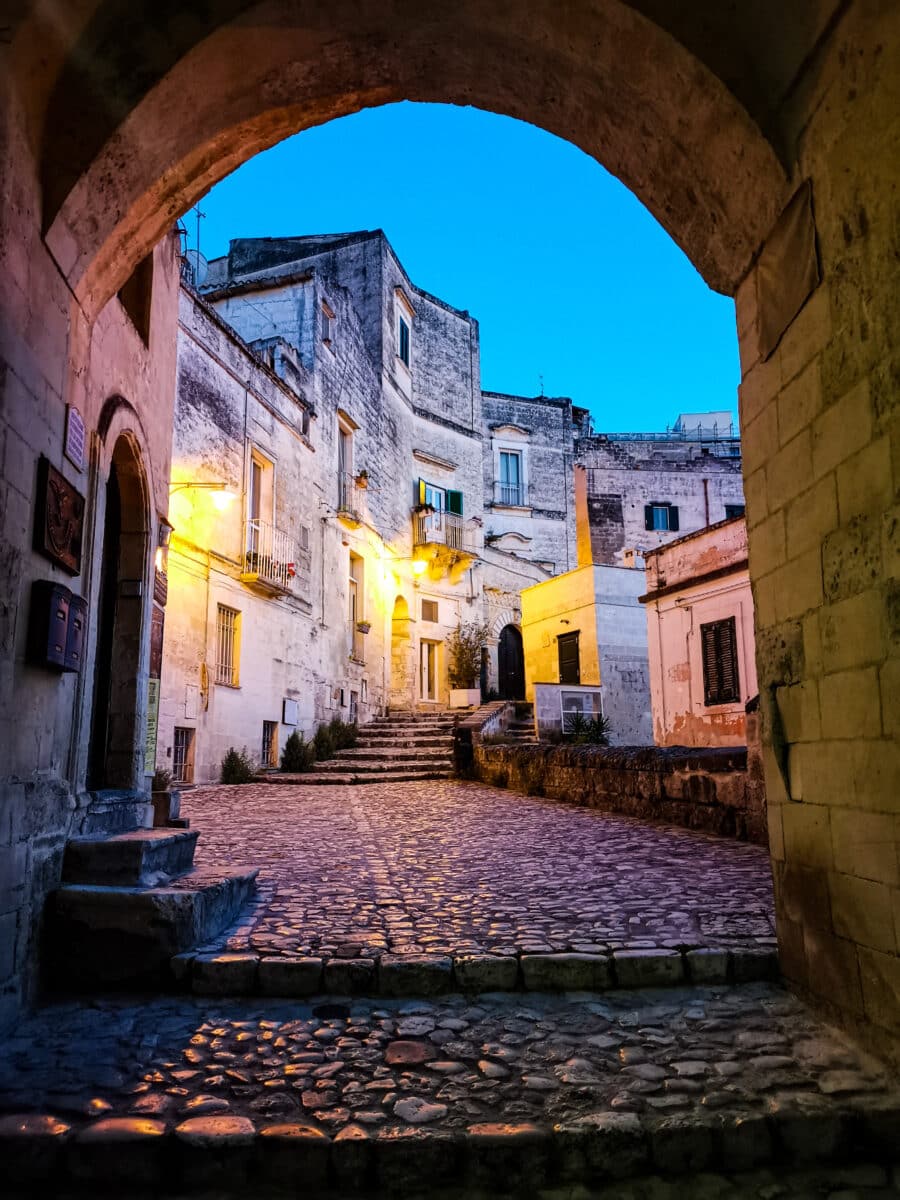 Vicoli dei Sassi di Matera al tramonto Vicoli dei Sassi di Matera al tramonto