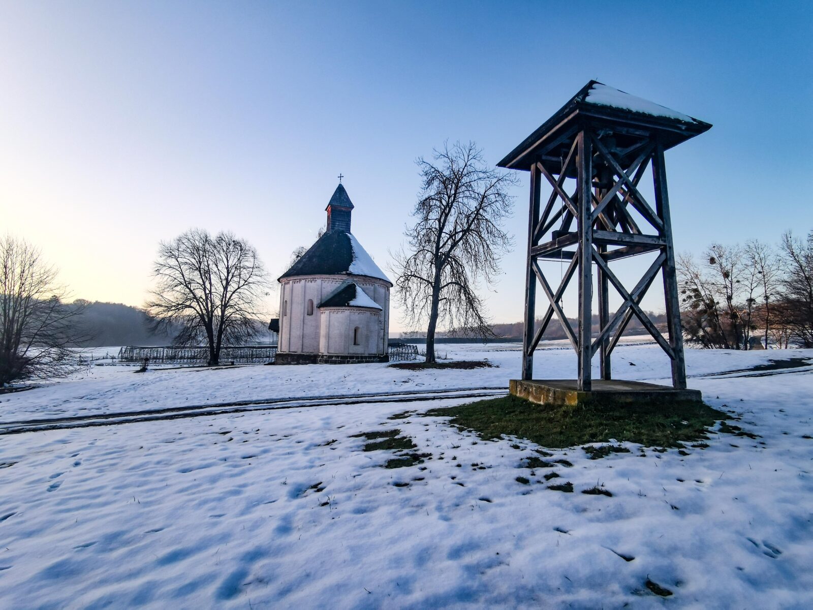 La chiesa di Selo con la torre campanaria di legno La chiesa di Selo con la torre campanaria di legno