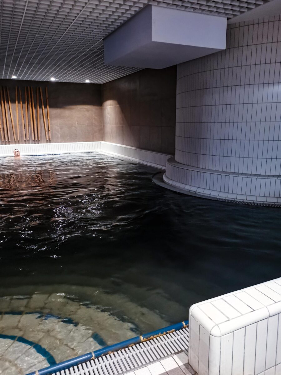 La vasca di acqua nera alle Terme 3000 La vasca di acqua nera alle Terme 3000