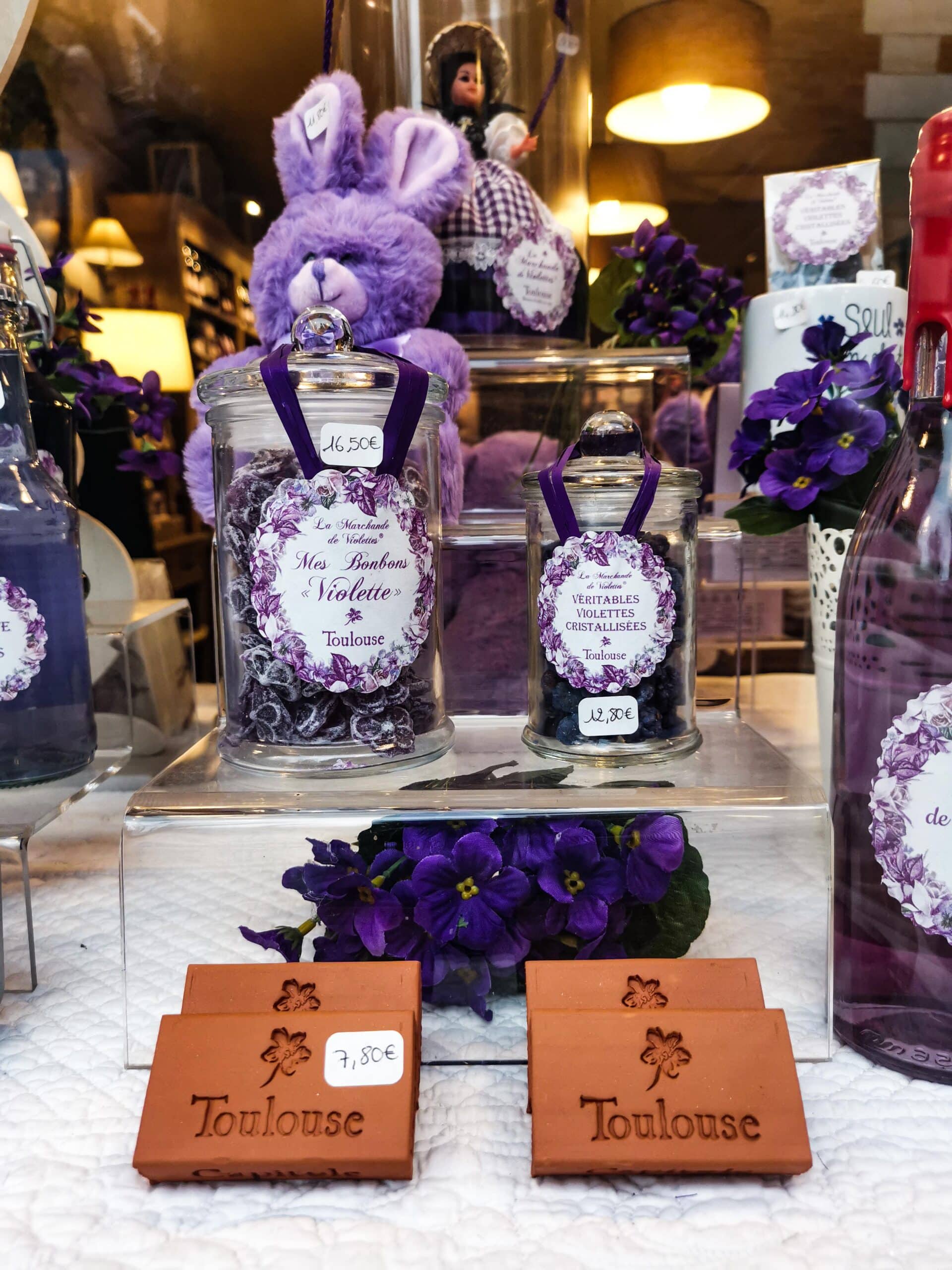 La vetrina di un negozio di prodotti alla violetta La vetrina di un negozio di prodotti alla violetta