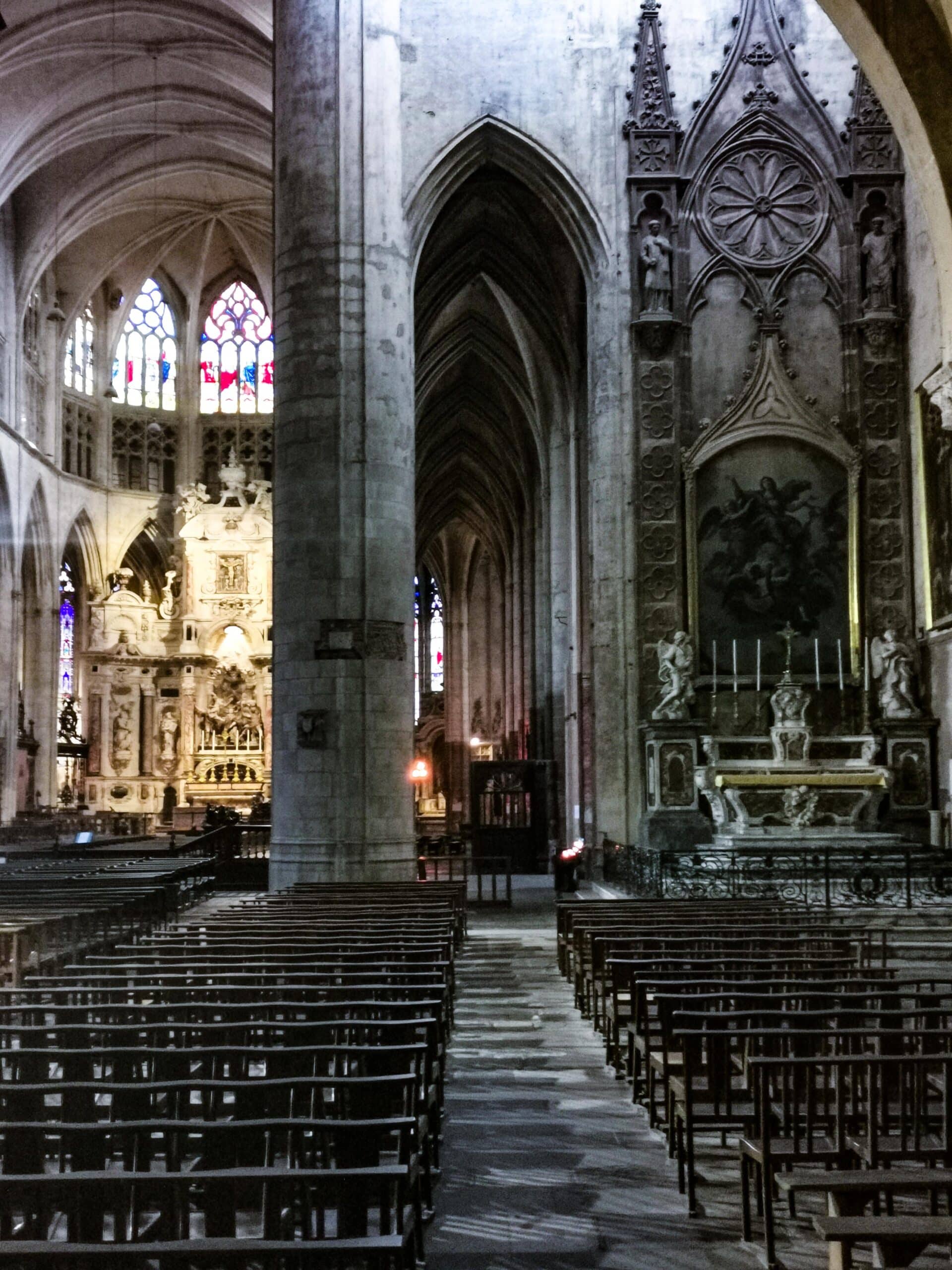 L'interno della cattedrale di Saint Etienne L'interno della cattedrale di Saint Etienne