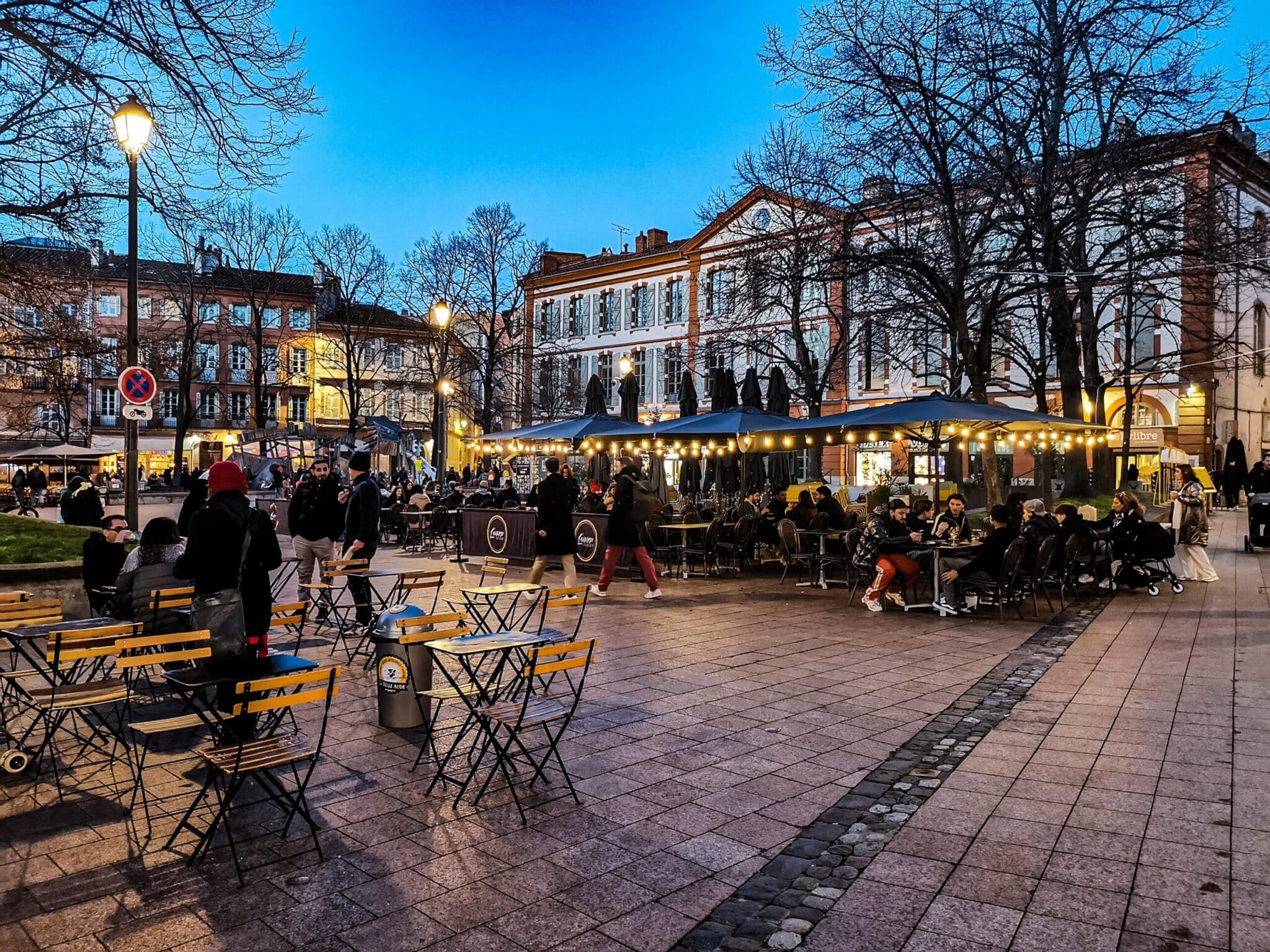 Una delle piazzette del centro storico Una delle piazzette del centro storico