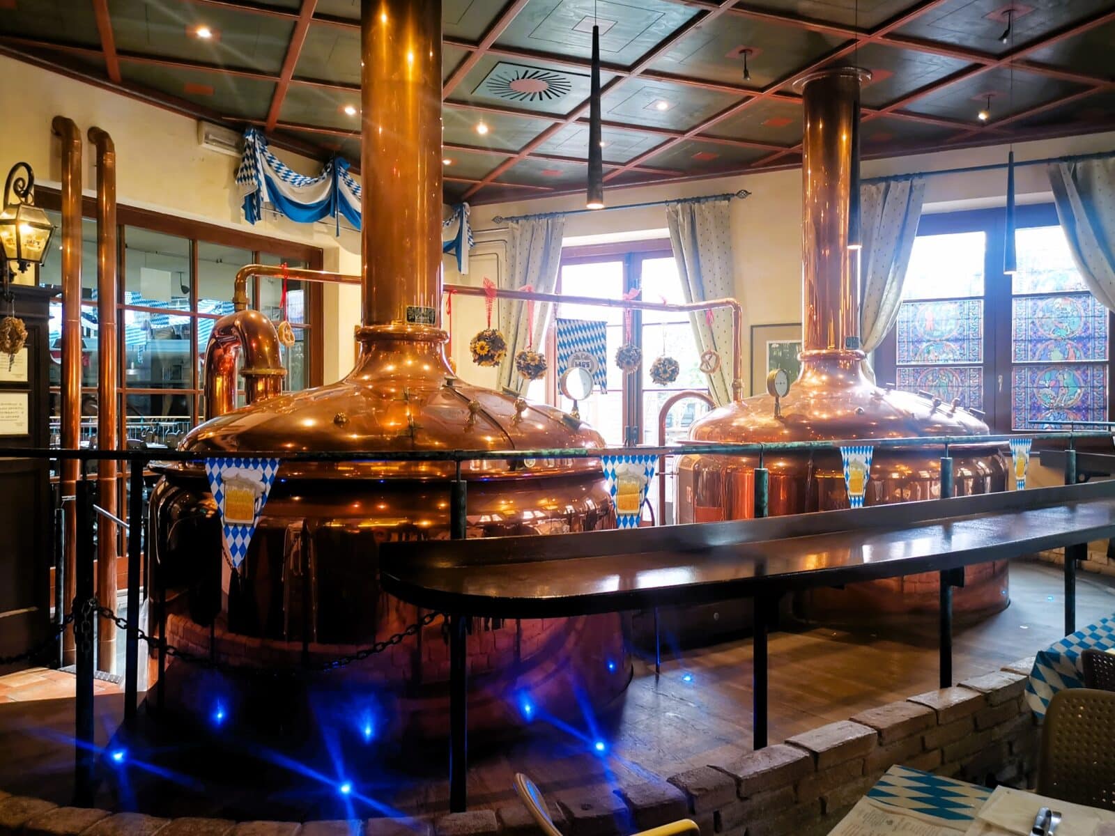 Una delle sale della birreria Una delle sale della birreria