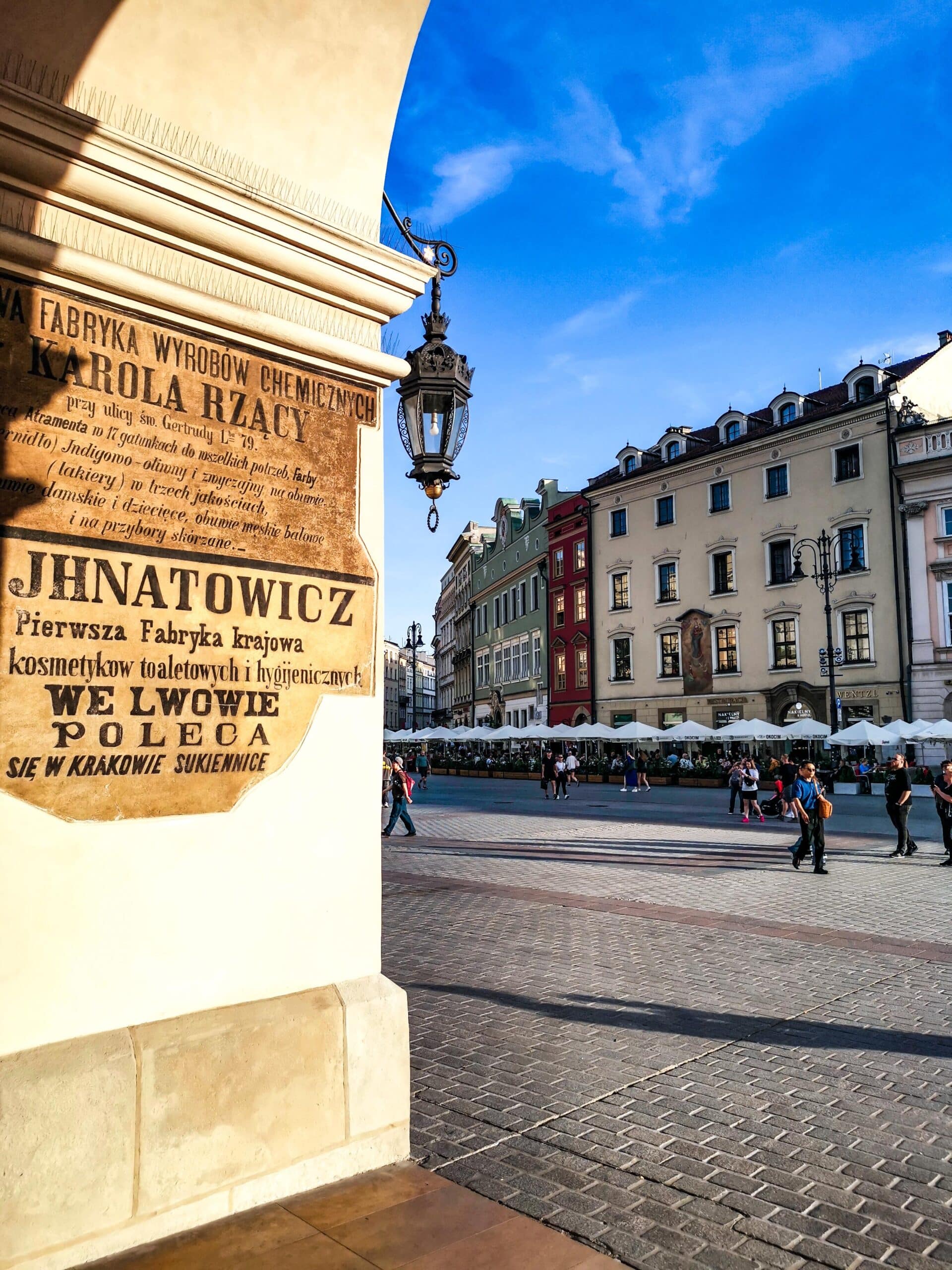 Scorci sul Rynek dalle arcate del Mercato dei Tessuti Scorci sul Rynek dalle arcate del Mercato dei Tessuti