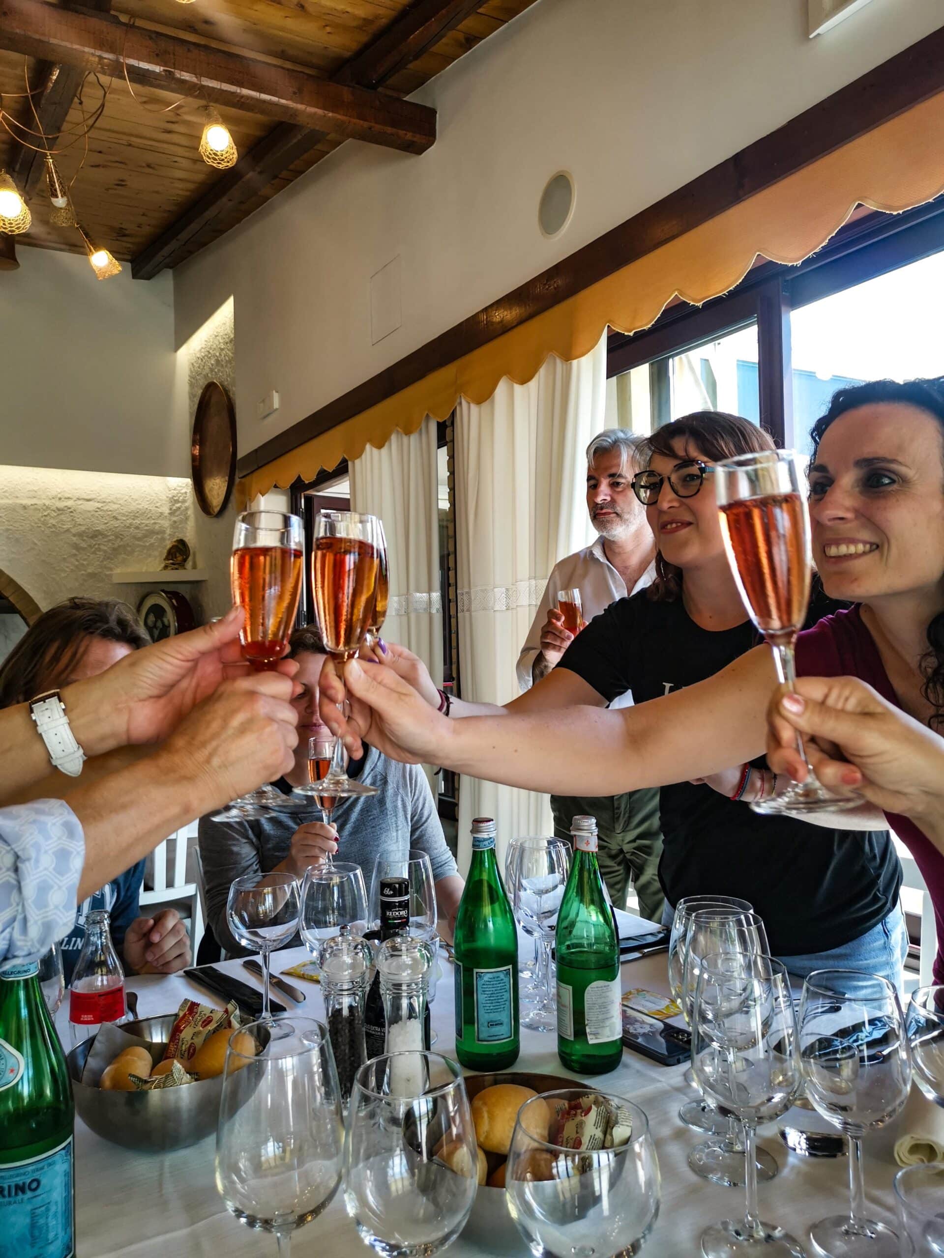 Un brindisi per iniziare bene il pranzo Un brindisi per iniziare bene il pranzo