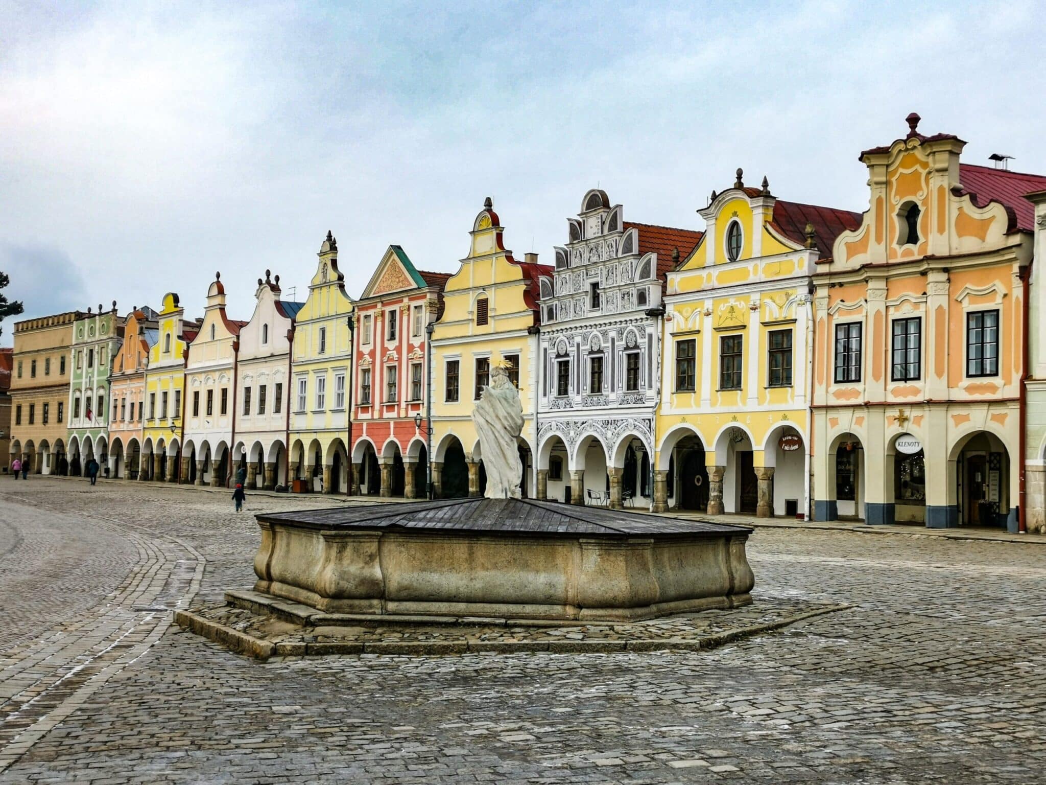 Le tipiche case sulla piazza di Telč