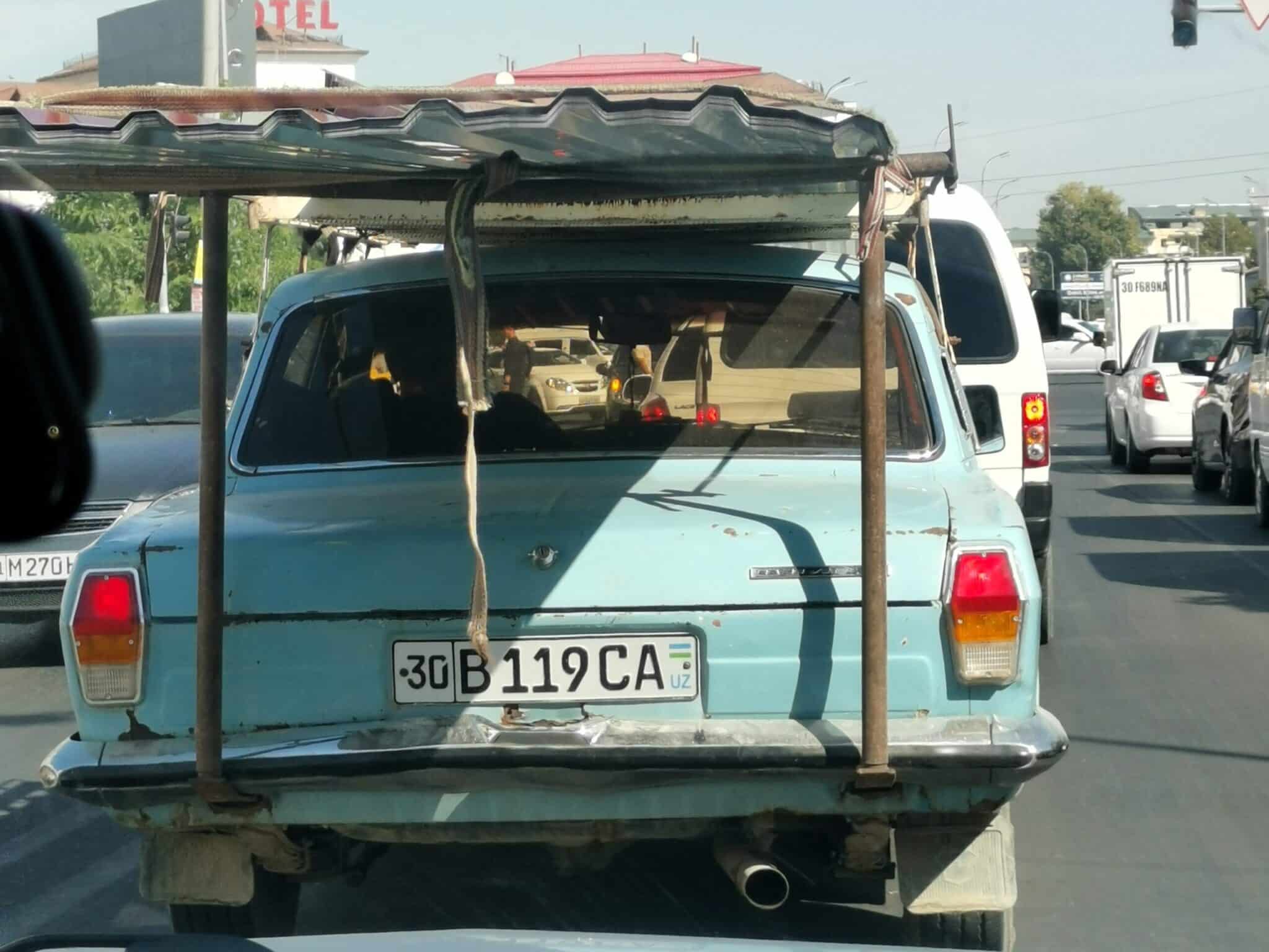 In taxi verso la stazione dei treni di Samarcanda