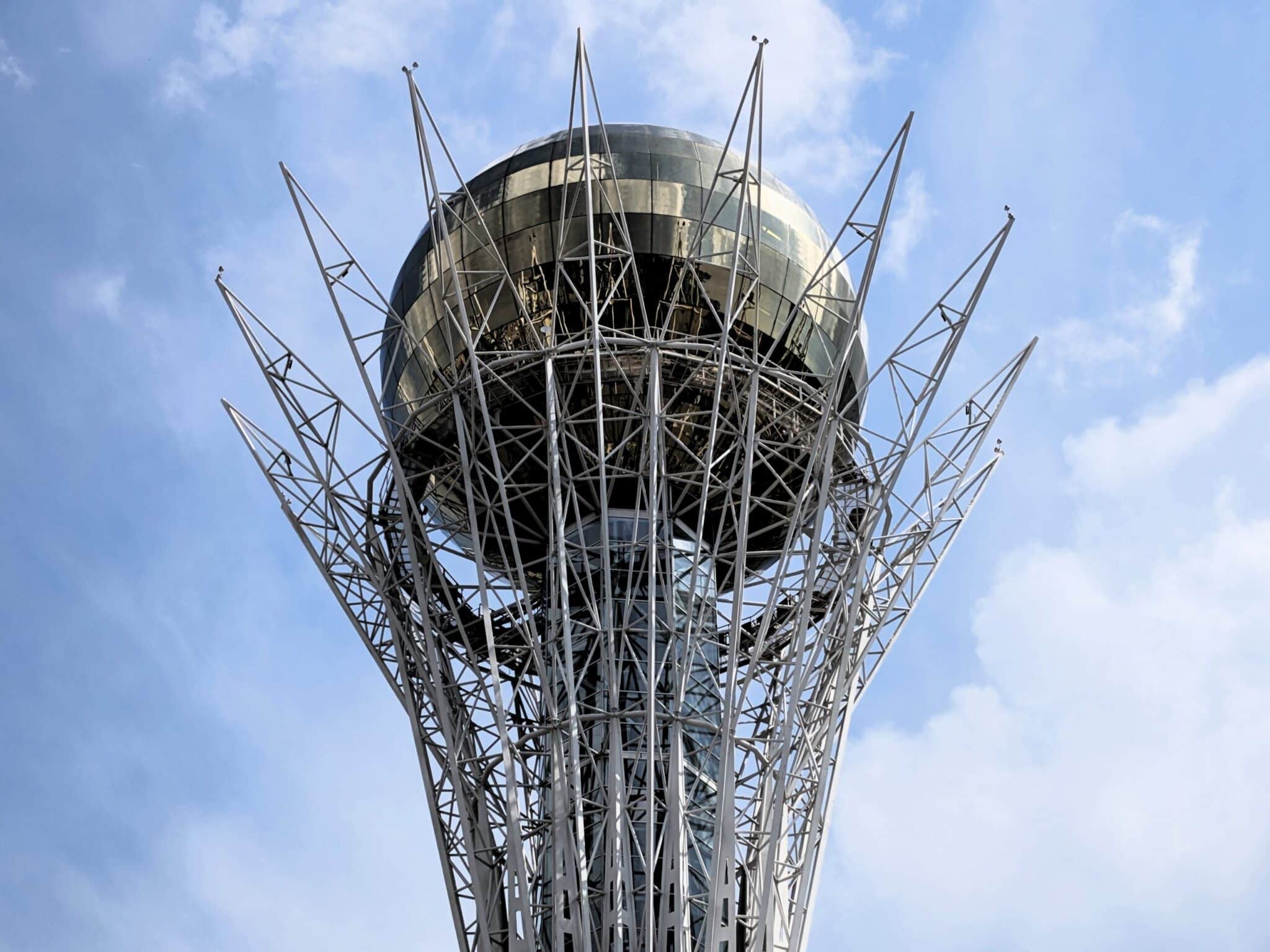 La sfera dorata in vetro in cima alla Bayterek Tower