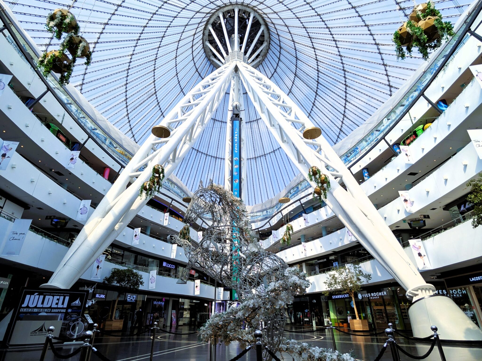L'interno del centro commerciale