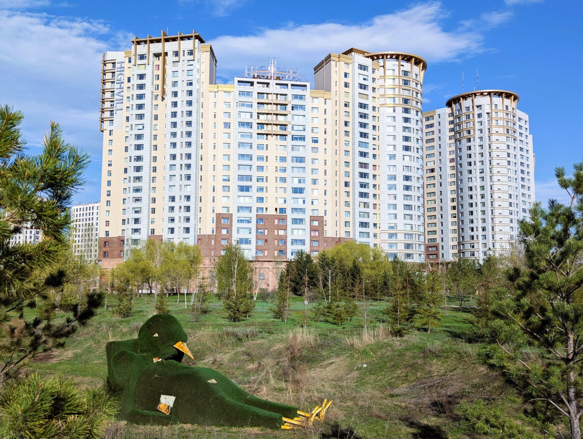 Palazzi residenziali di fronte al parco giochi