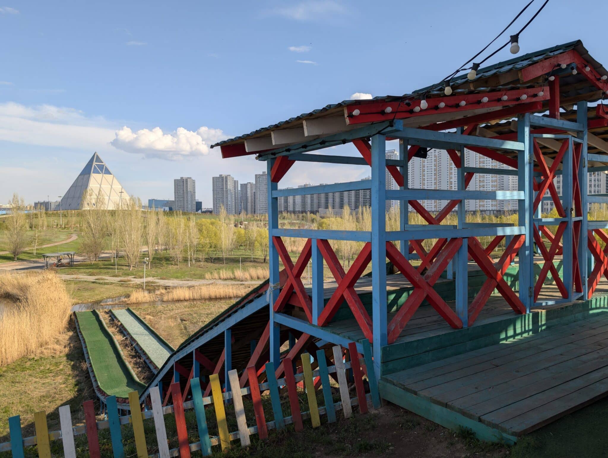 Uno dei grandi scivoli del parco giochi