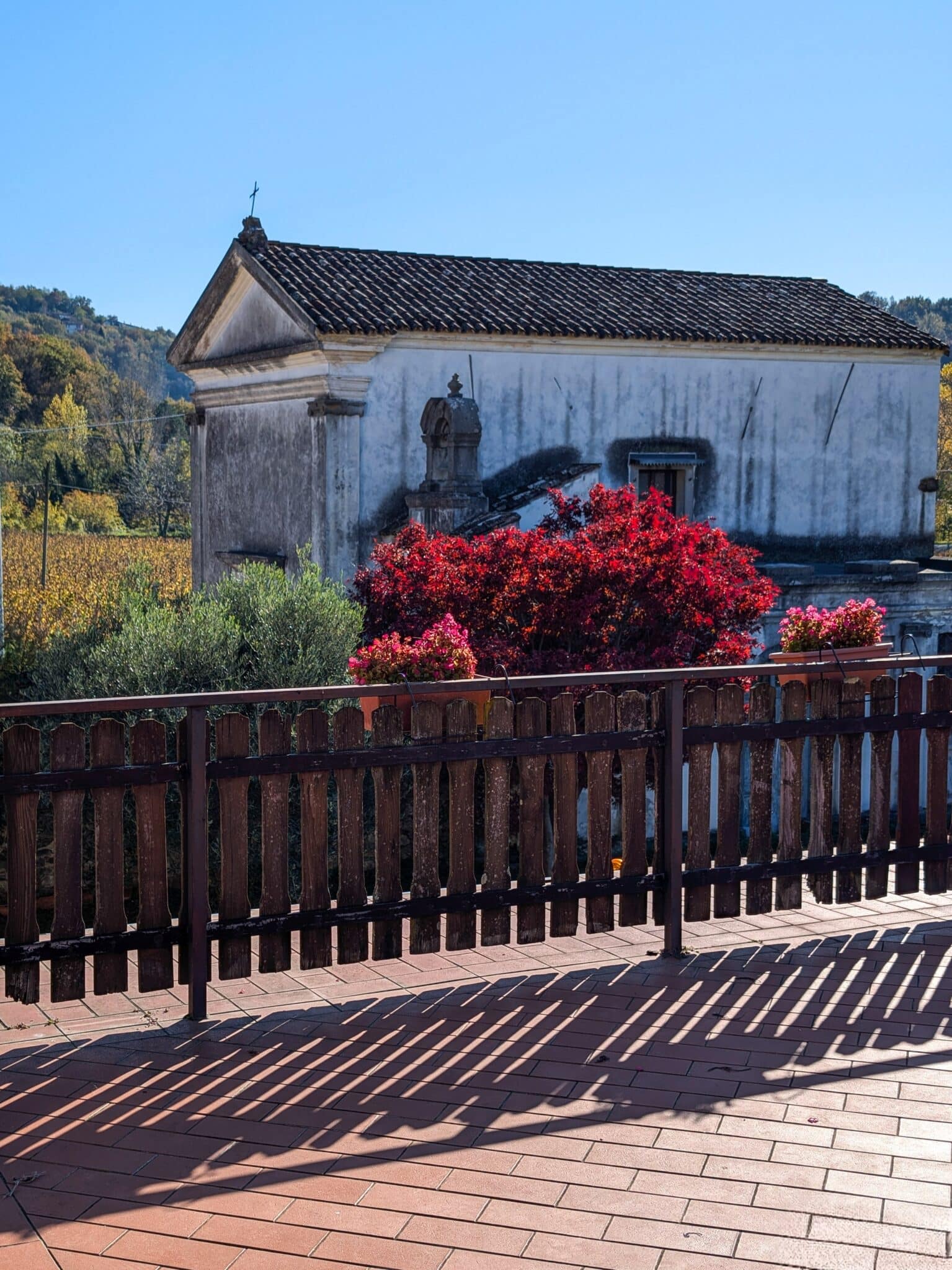 La terrazza della cantina affaccia su un'antica chiesetta La terrazza della cantina affaccia su un'antica chiesetta