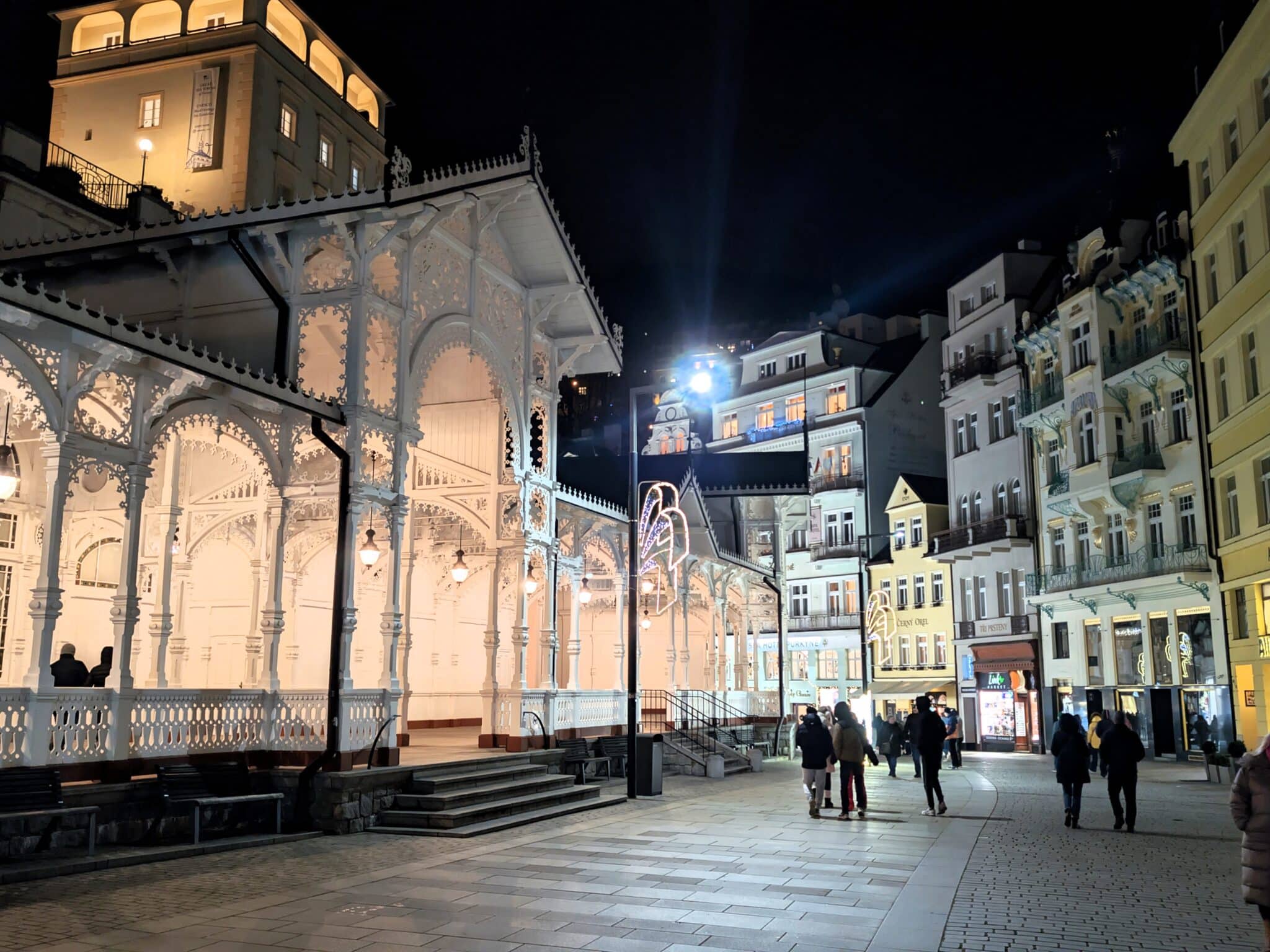 Il centro di Karlovy Vary con i colonnati con le luci della sera Il centro di Karlovy Vary con i colonnati con le luci della sera