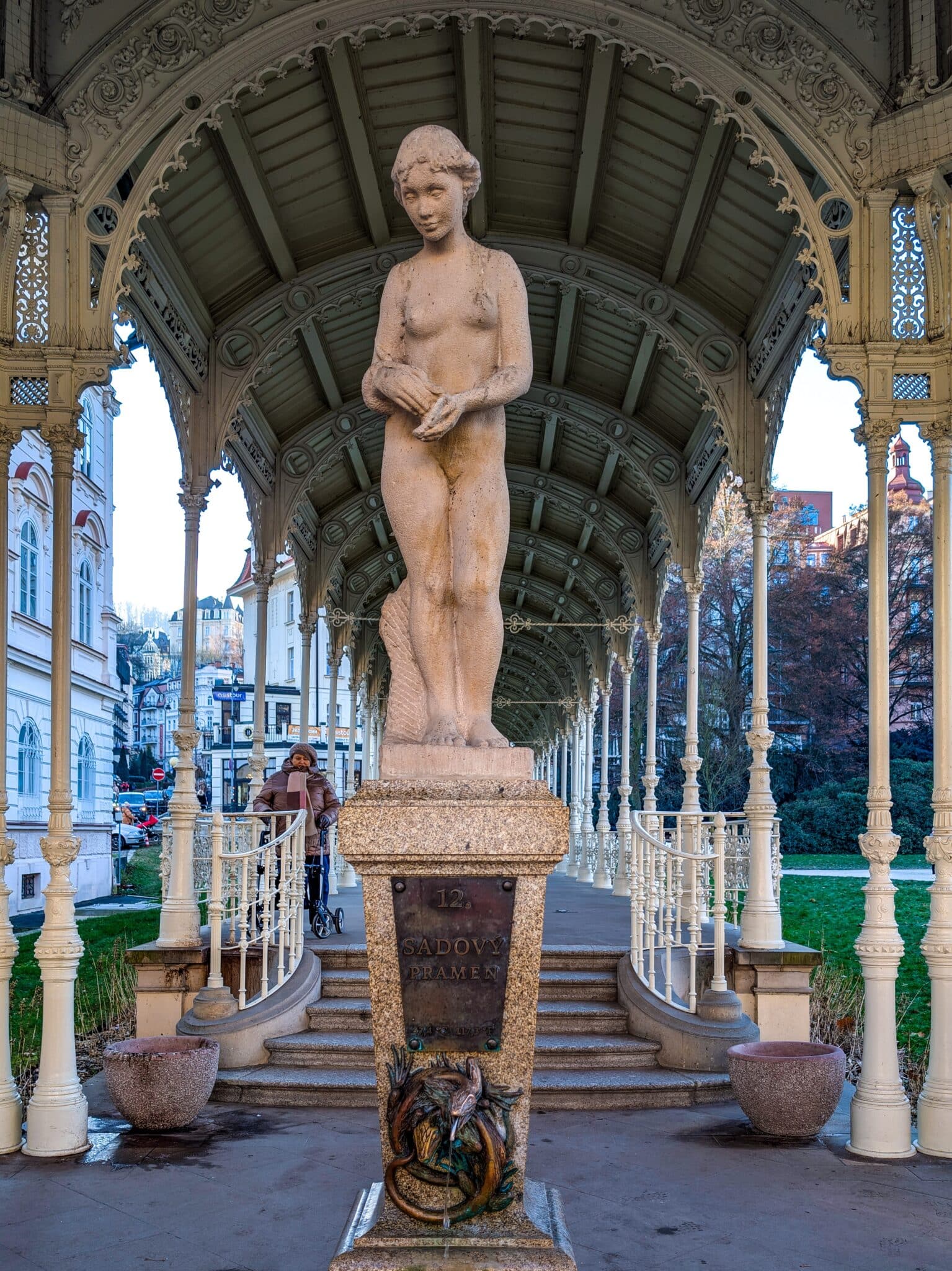 Il colonnato nel parco del centro di Karlovy Vary Il colonnato nel parco del centro di Karlovy Vary