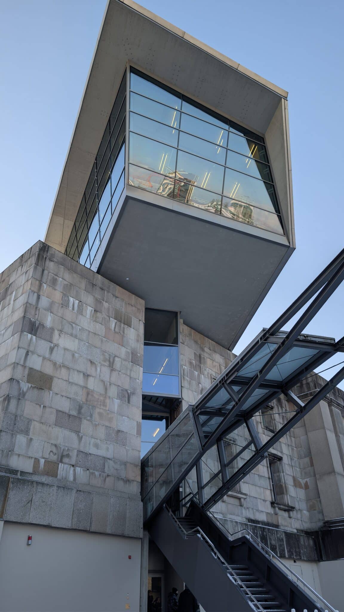 Il taglio di vetro e acciao della struttura del museo