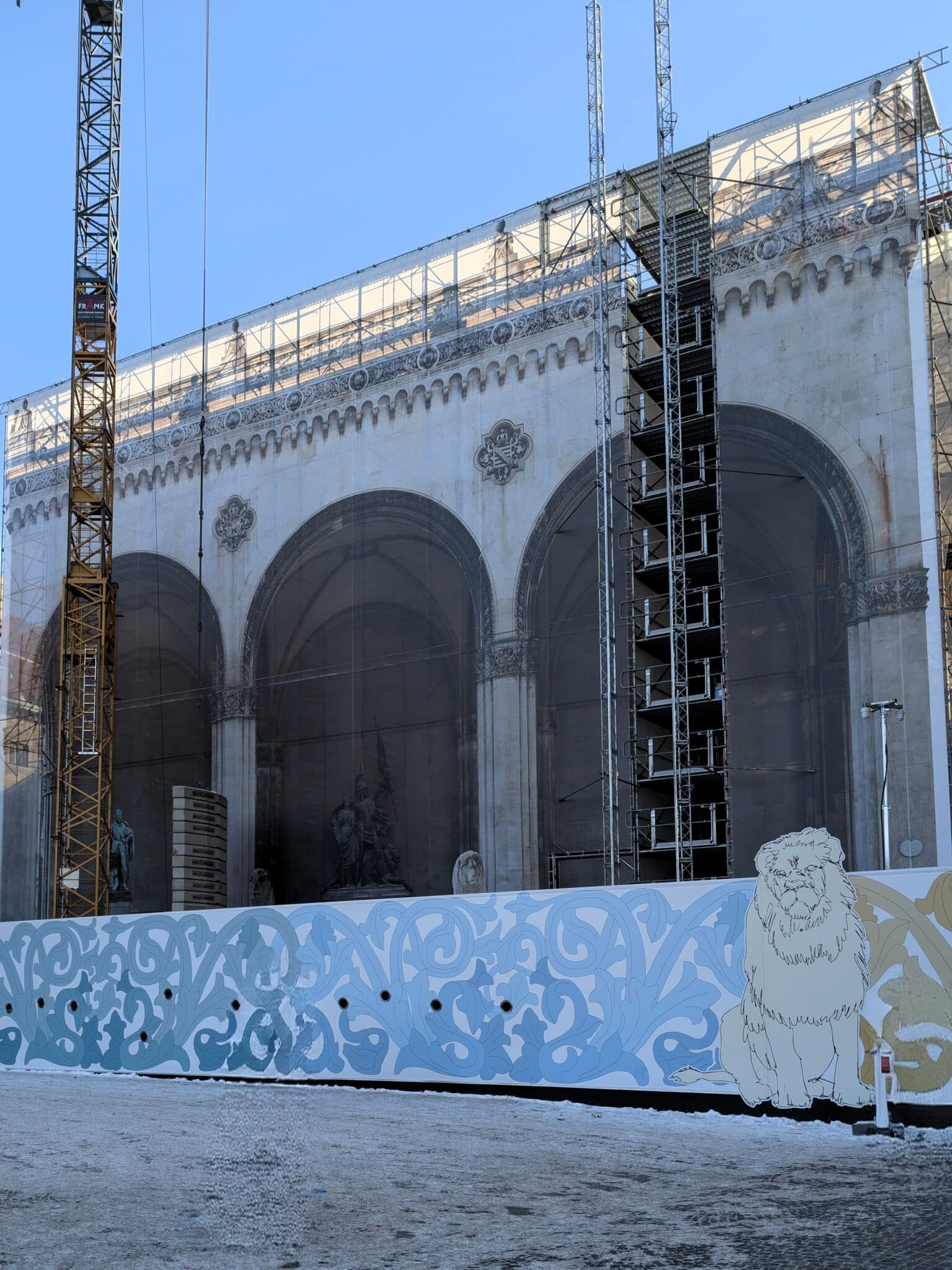 La Feldherrnhalle coperta dai teli del cantiere